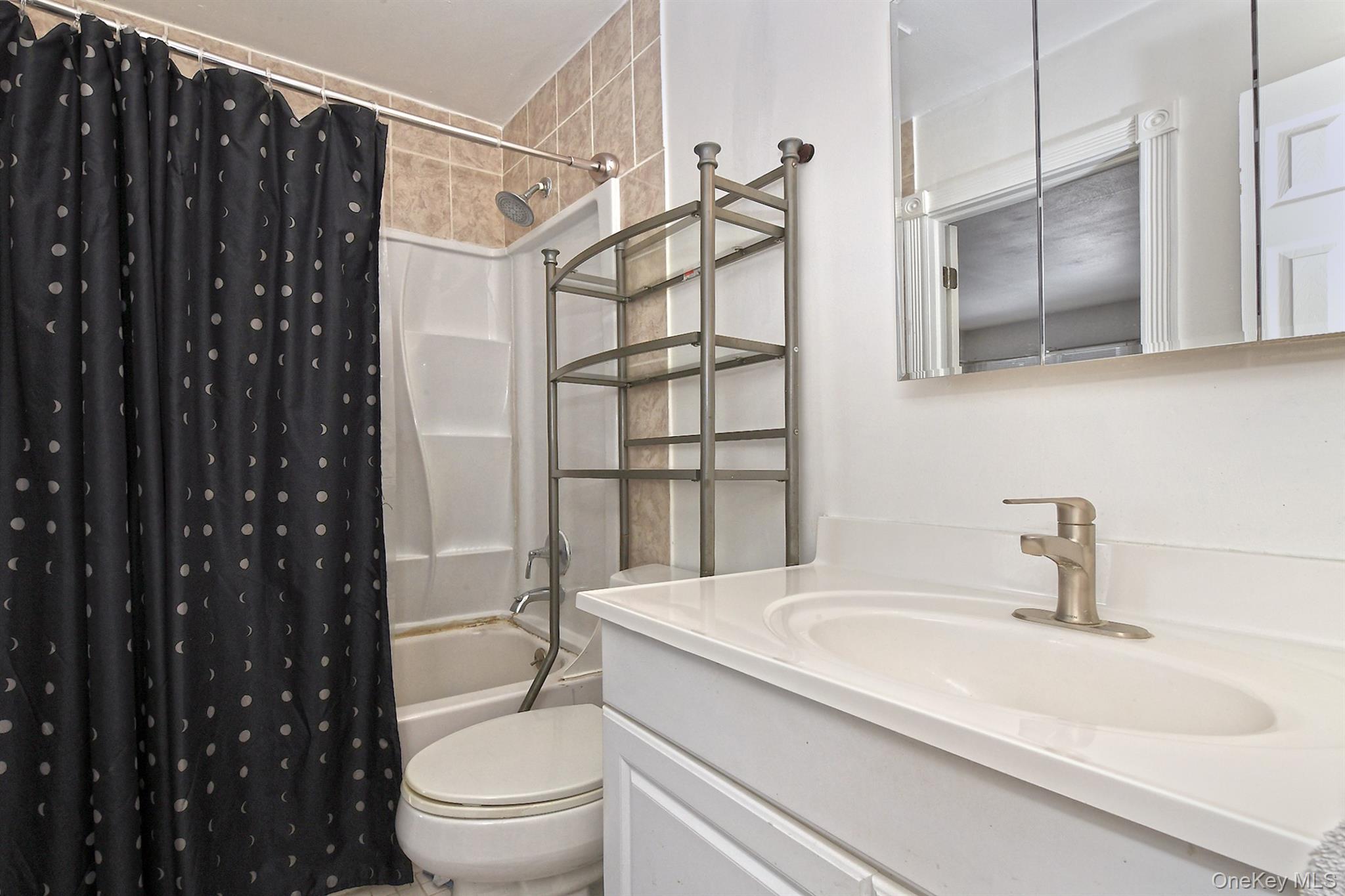 Medford, New York, 11763, United States, 5 Bedrooms Bedrooms, ,2 BathroomsBathrooms,Residential,For Sale,1947086
