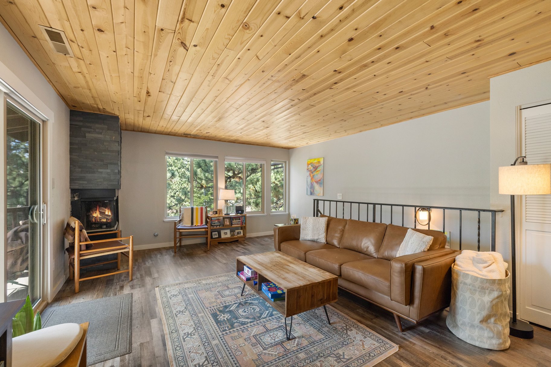  Expansive Nevada-Side Tahoe Retreat in Coveted Lake Village Setting - 物件實景