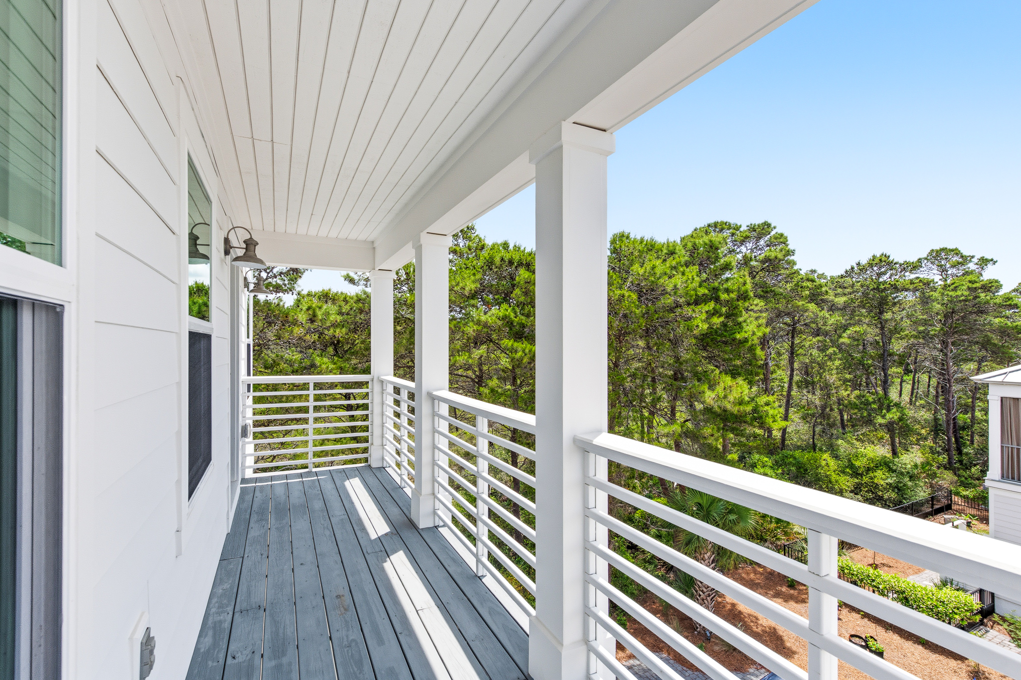  Like-New Coastal Retreat with Rare Privacy and Porches on Every Level - 物件實景