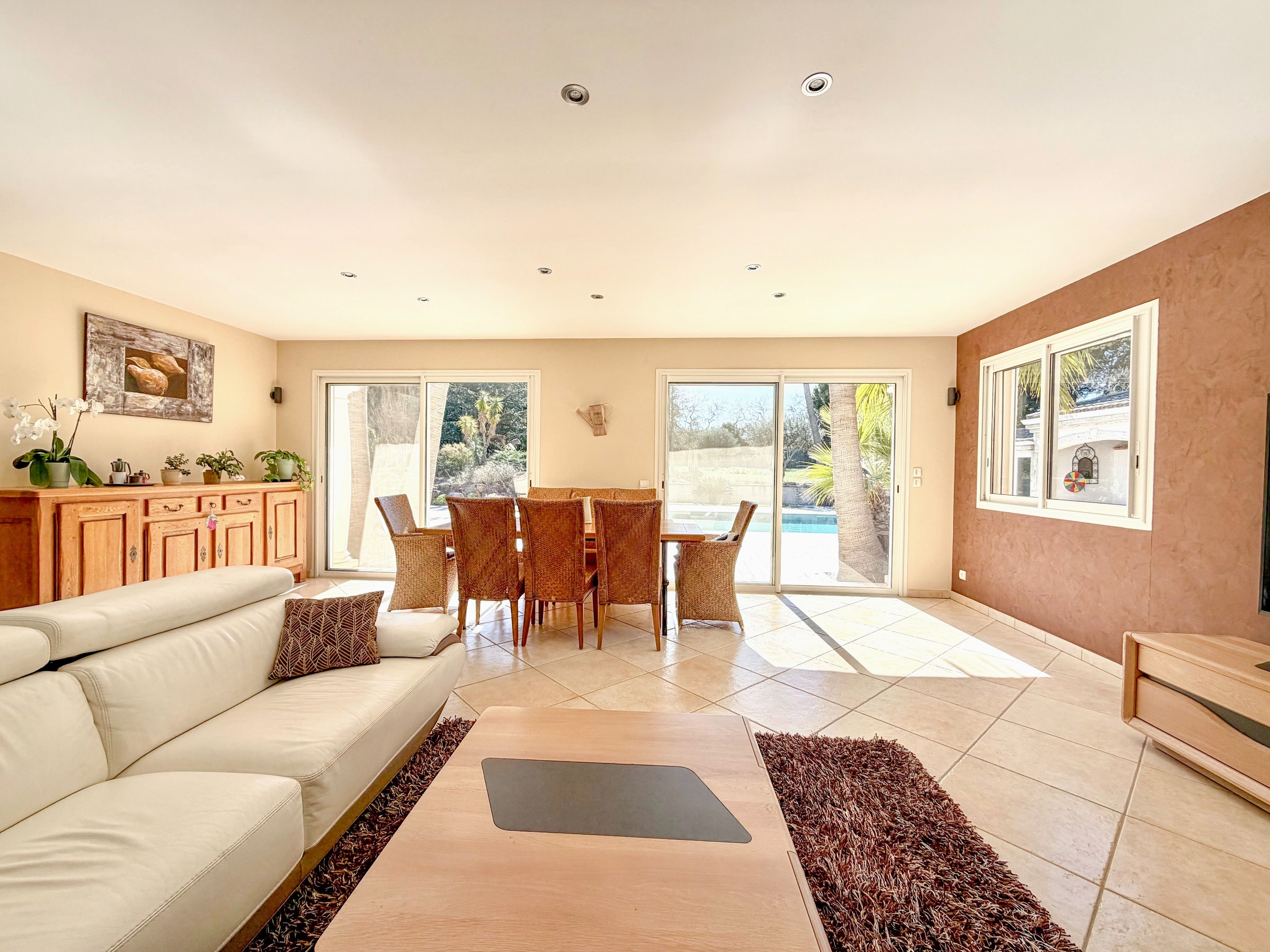  Just 10 minutes from the beaches, a spacious family villa in a lush park... - 物件實景