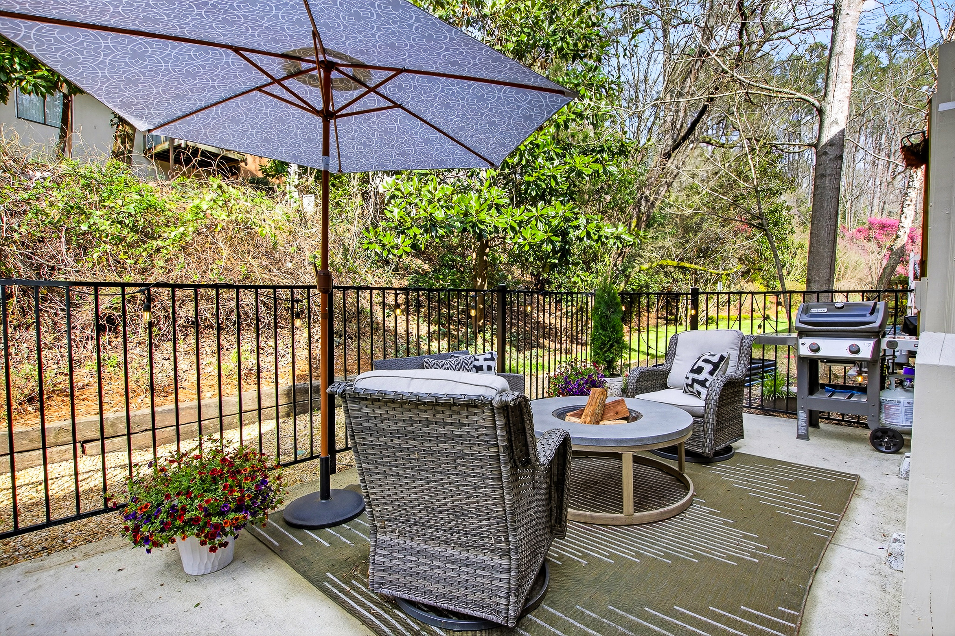  Spacious and Updated Townhome Offers Comfort, Charm and Convenience - 物件實景
