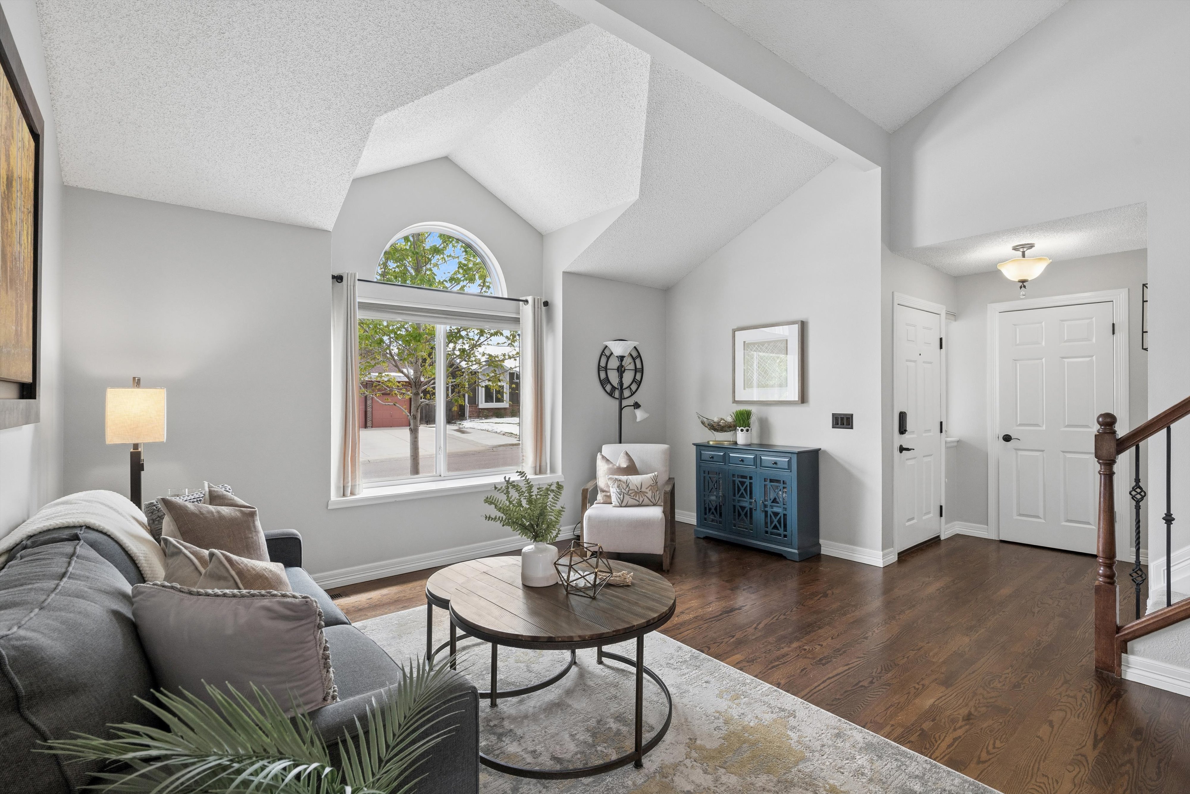  This stunning 2-story home impresses from the moment you arrive - 物件實景