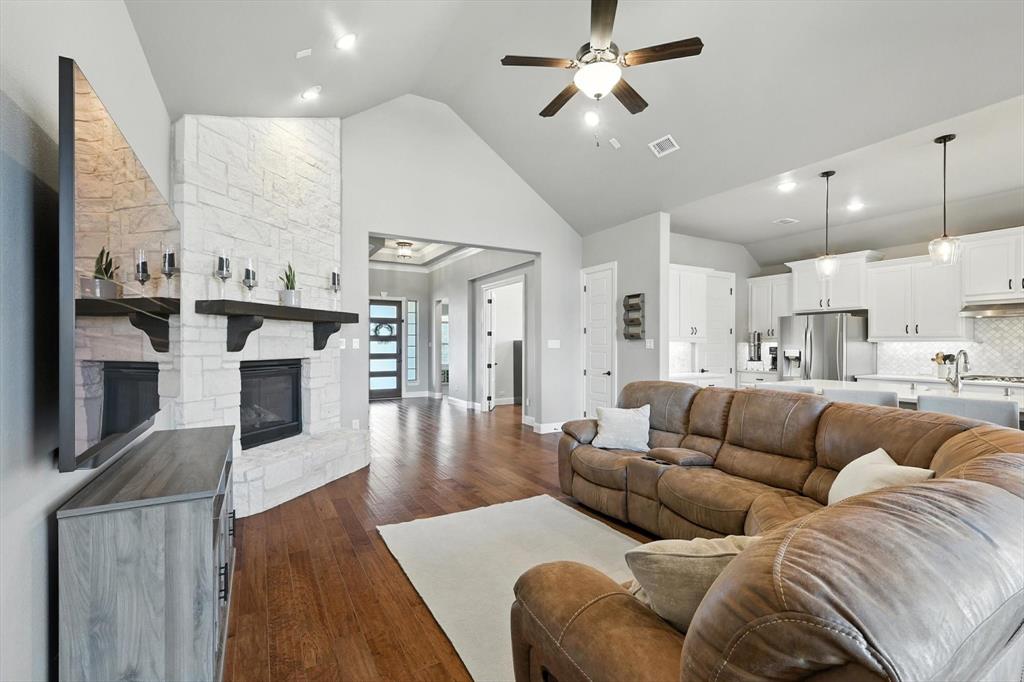 Little Elm, Texas, 75068, United States, 4 Bedrooms Bedrooms, ,3 BathroomsBathrooms,Residential,For Sale,1905823