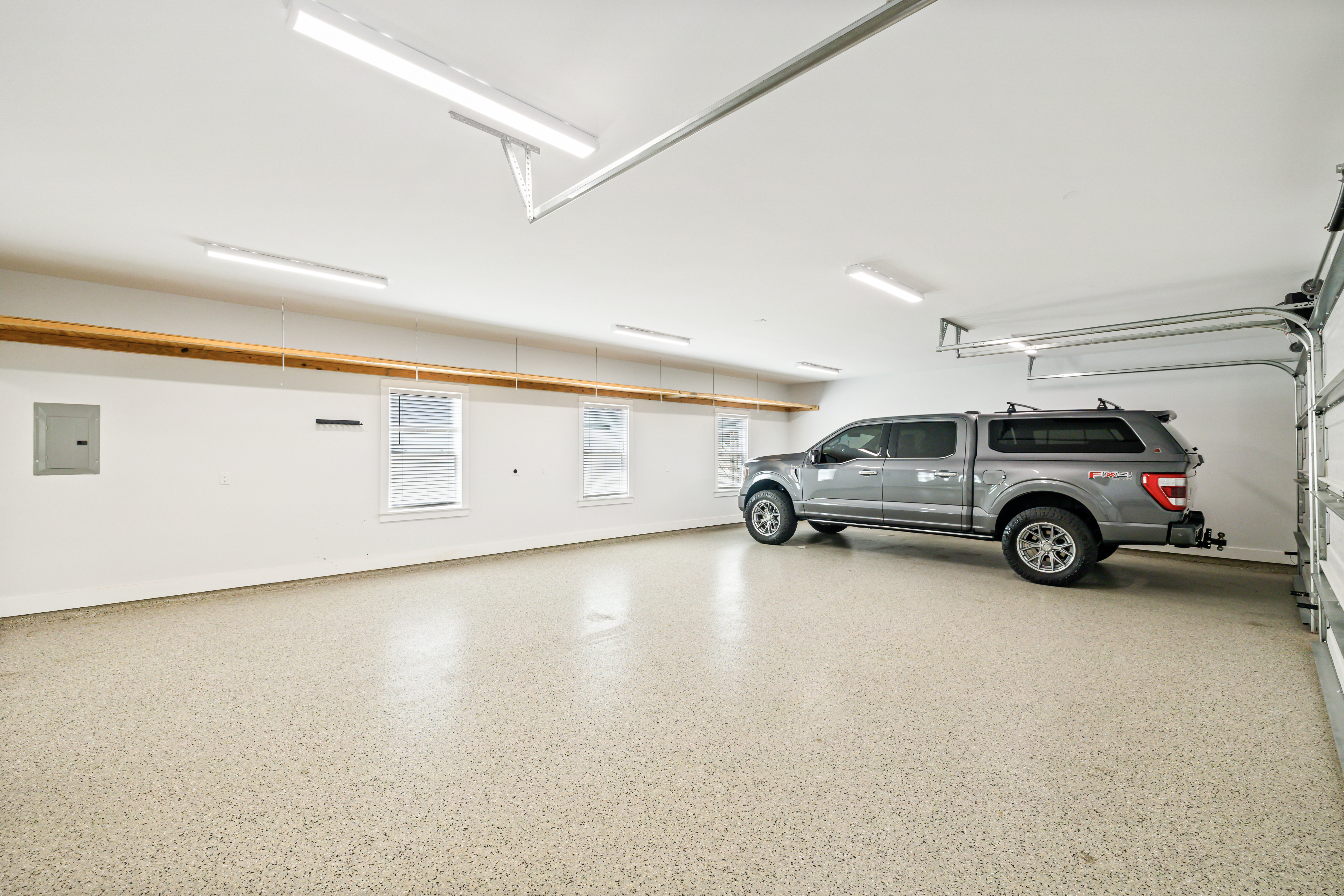  Completely Renovated Home On Half-Acre Lot Near Gulf Place - 物件實景