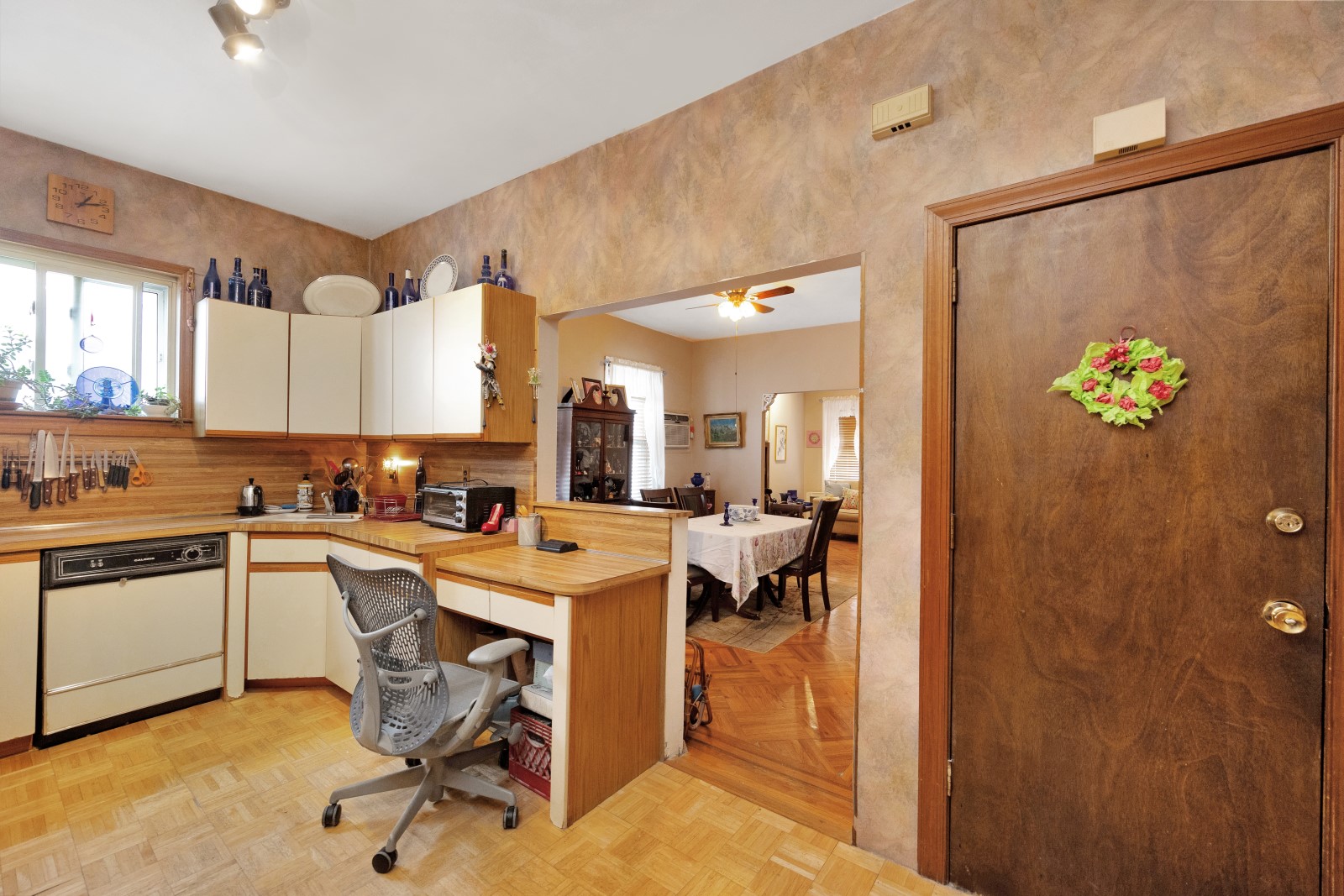 Middle Village, New York, 11379, United States, 4 Bedrooms Bedrooms, ,3 BathroomsBathrooms,Residential,For Sale,1827631
