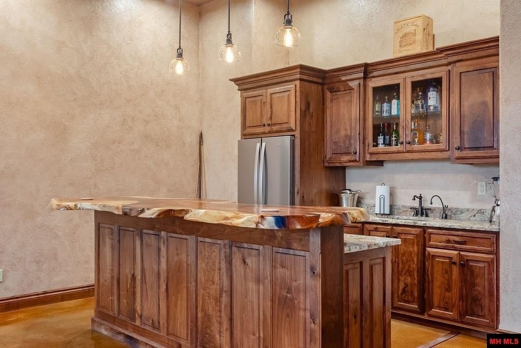 Cotter, Arkansas, 72626, United States, 4 Bedrooms Bedrooms, ,5 BathroomsBathrooms,Residential,For Sale,1976163