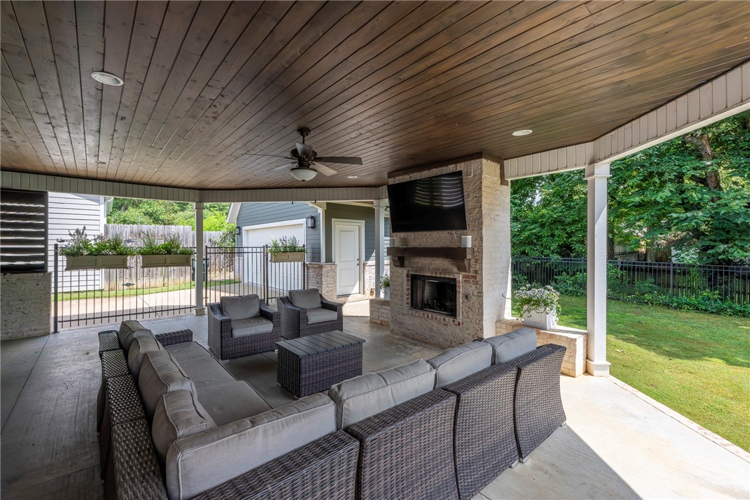 Fayetteville, Arkansas, 72701, United States, 4 Bedrooms Bedrooms, ,4 BathroomsBathrooms,Residential,For Sale,1895479