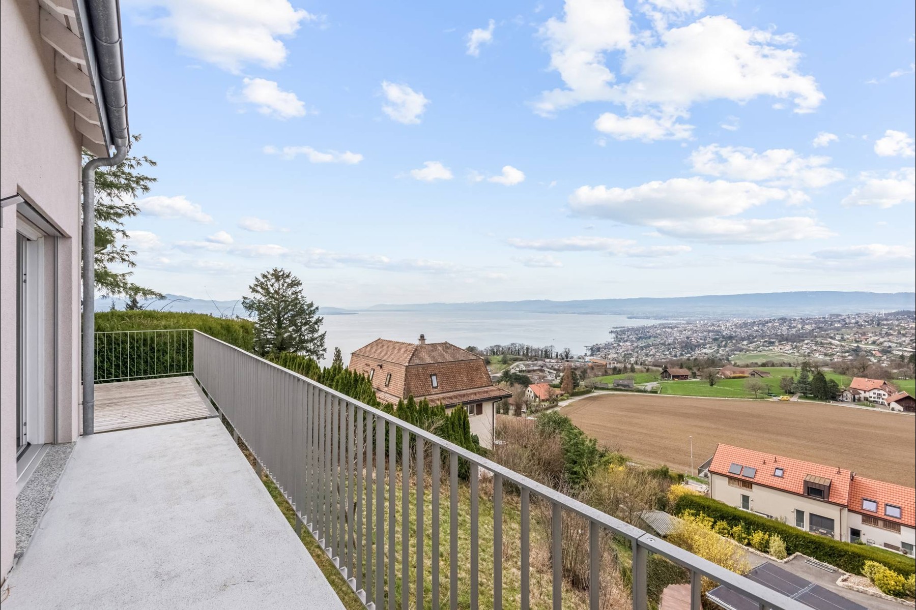  Between lake and vineyards: a modern villa with irresistible charm - 物件實景