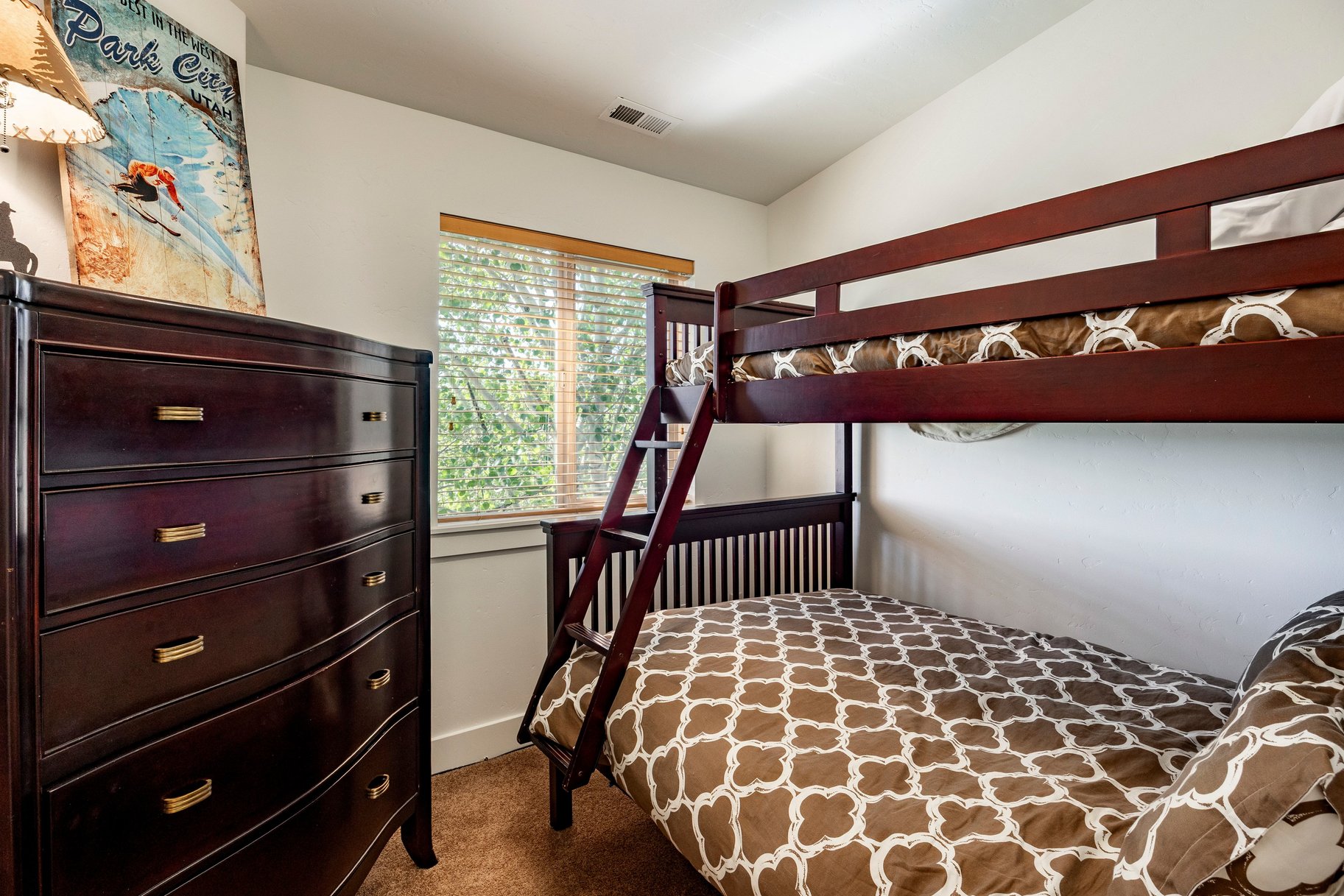  4-bedroom townhome in the Highly Desired Bear Hollow Community - 物件實景