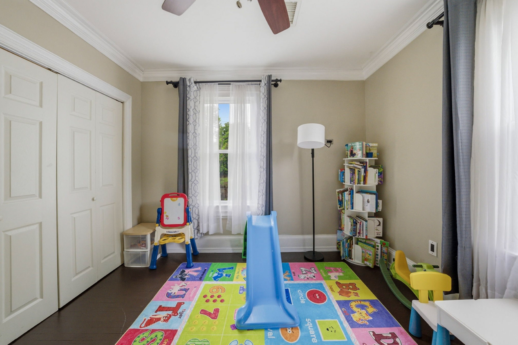  Fully Renovated Two Family Property - 物件實景