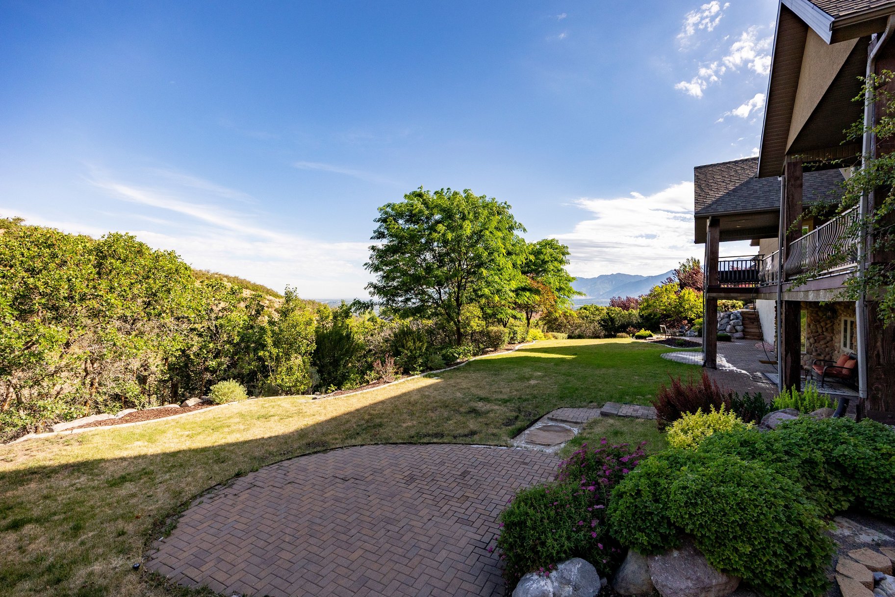  Mountain Views, Trail Access & Luxury East Bench Living - 物件實景