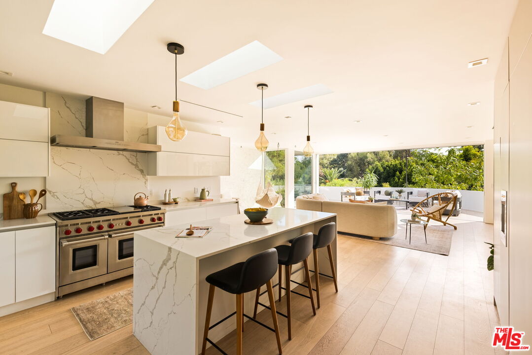 Los Angeles, California, 90046, United States, 4 Bedrooms Bedrooms, ,4 BathroomsBathrooms,Residential,For Sale,1912038