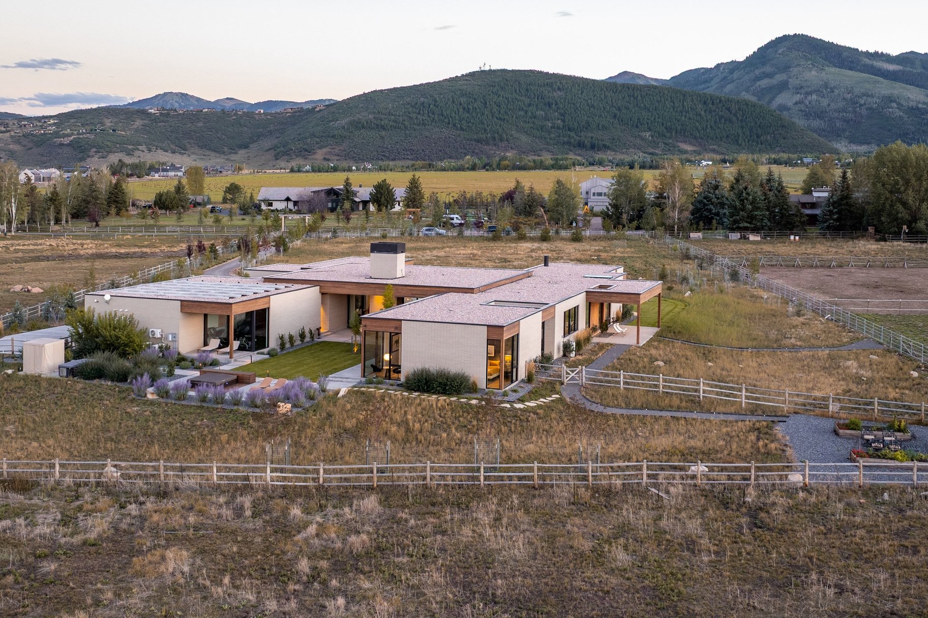  Single-Level Modern at Old Ranch Road Surrounded by Meadow and Mountain Views - 物件實景