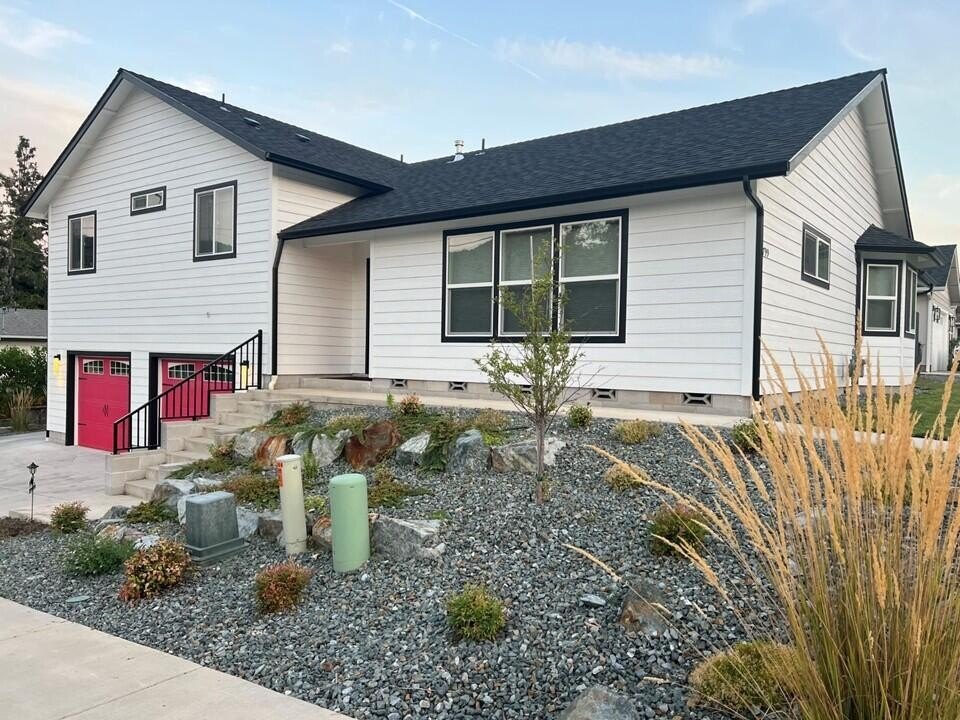 Grants Pass, Oregon, 97526, United States, 5 Bedrooms Bedrooms, ,4 BathroomsBathrooms,Residential,For Sale,1980751