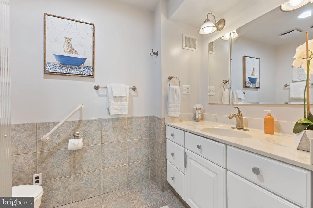 Takoma Park, Maryland, 20912, United States, 2 Bedrooms Bedrooms, ,2 BathroomsBathrooms,Residential,For Sale,1974718