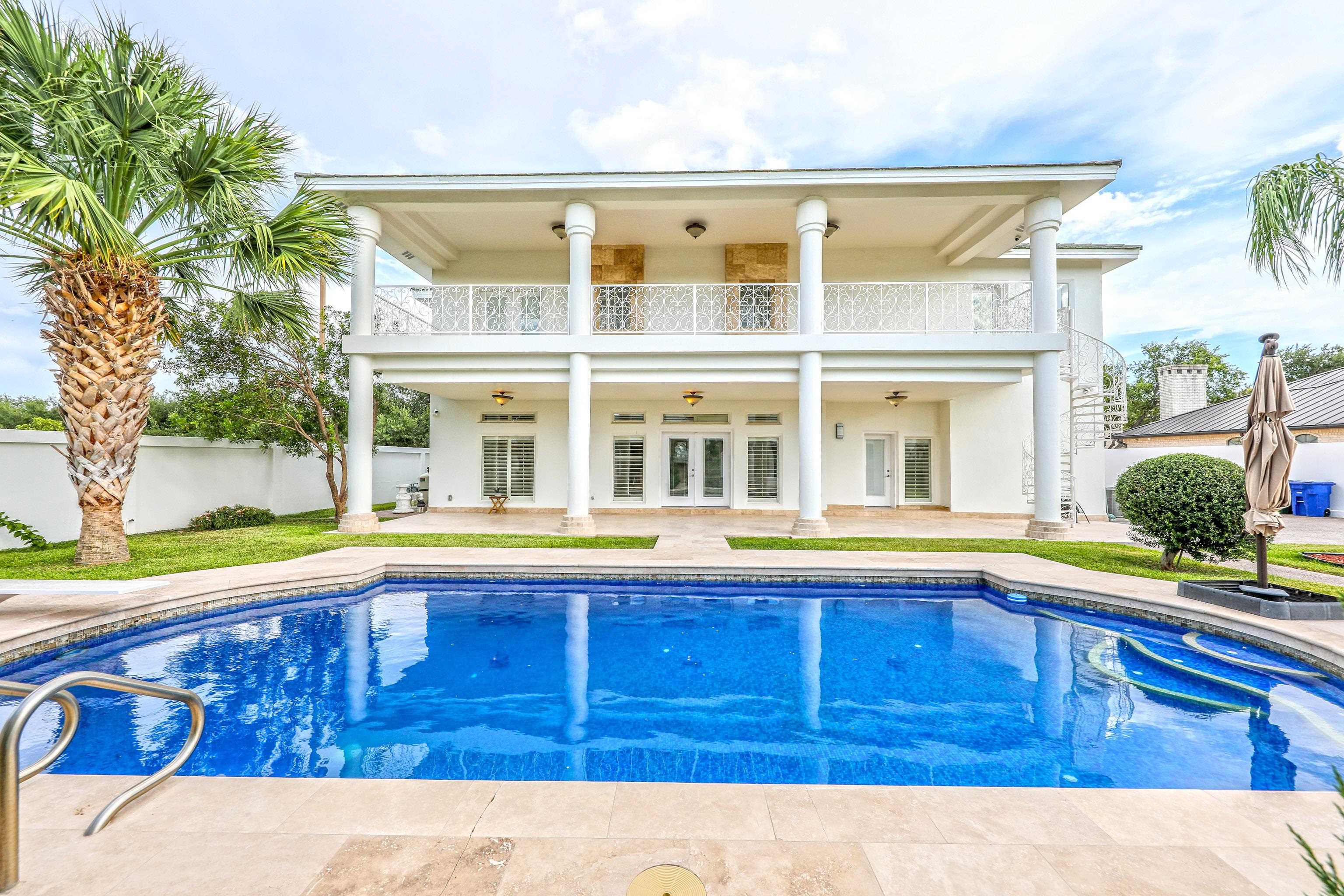 Laredo, Texas, 78041, United States, 4 Bedrooms Bedrooms, ,6 BathroomsBathrooms,Residential,For Sale,1989107