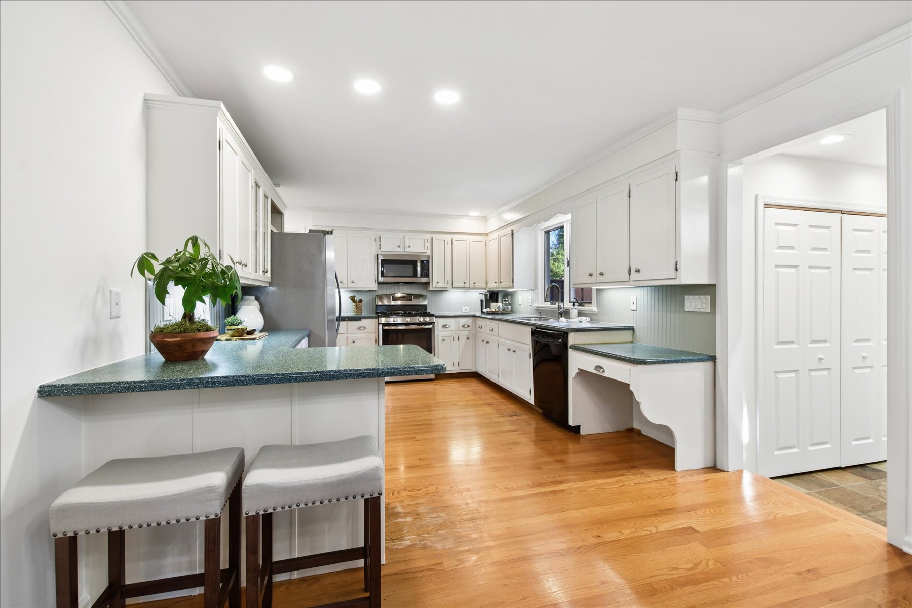  Split Level Home Offers Generous Living Spaces and Inviting Outdoor Areas - 物件實景