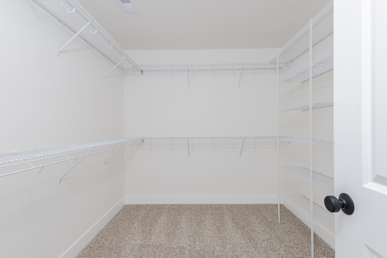 Bloomington, Illinois, 61705, United States, 4 Bedrooms Bedrooms, ,4 BathroomsBathrooms,Residential,For Sale,1957055