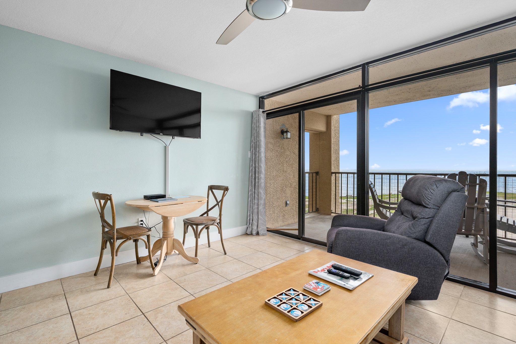  STUNNING WATERFRONT CONDO WITH MODERN UPDATES & SPECTACULAR VIEWS - 物件實景