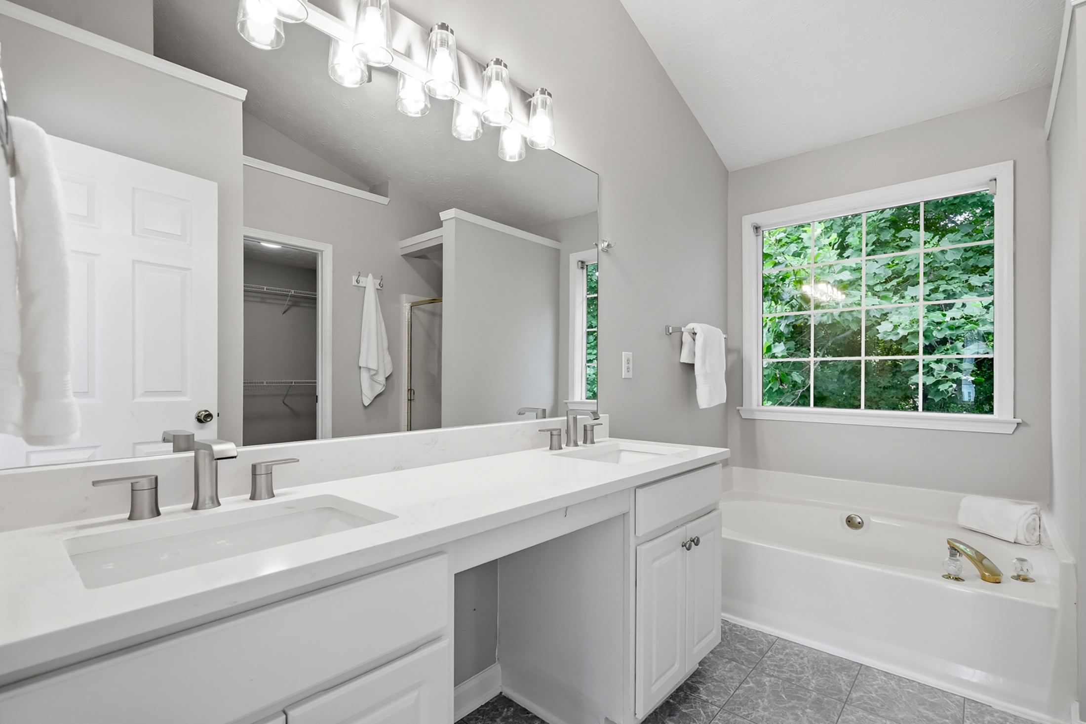  Private Cul-de-Sac Retreat in a Prime Alpharetta Swim Community - 物件實景