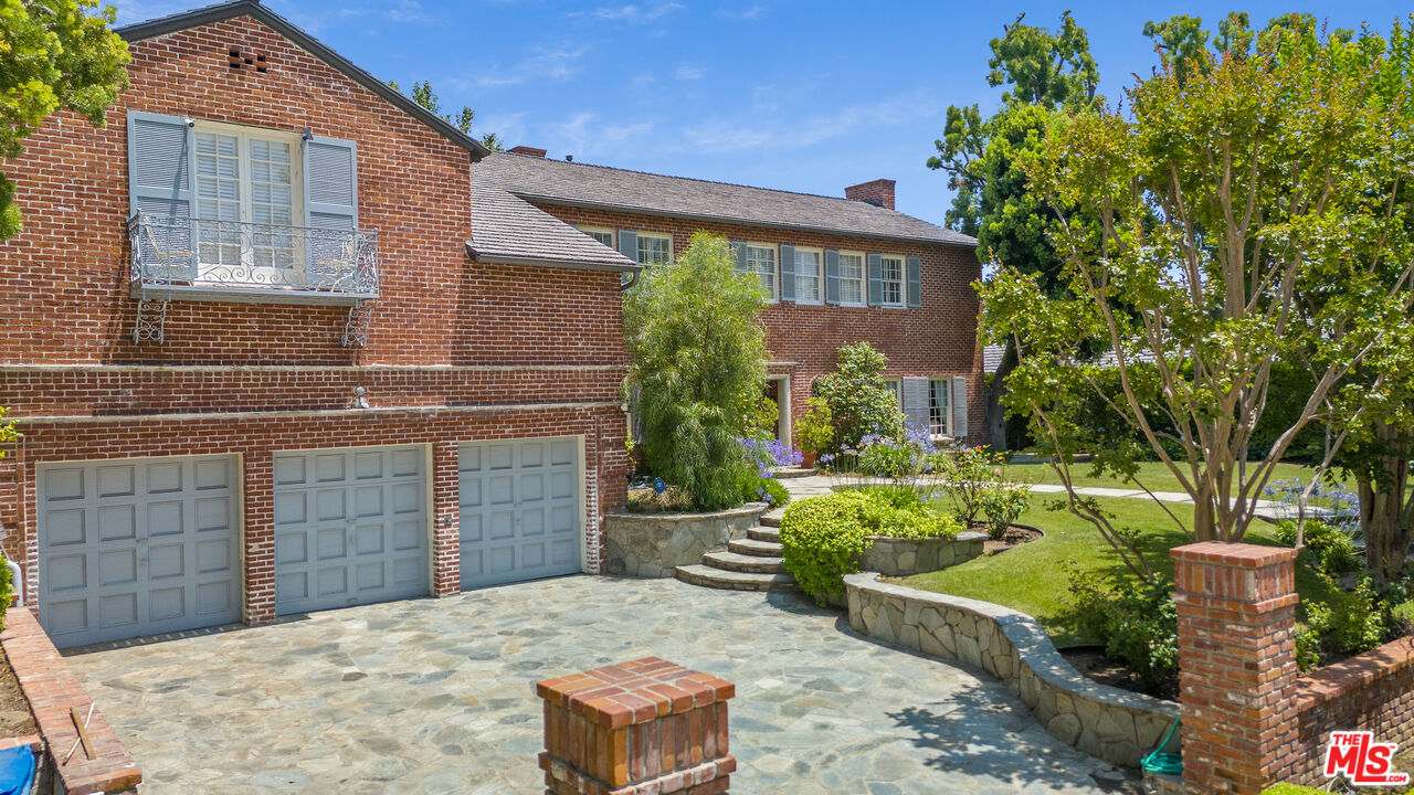 Los Angeles, California, 90004, United States, 6 Bedrooms Bedrooms, ,7 BathroomsBathrooms,Residential,For Sale,1907510