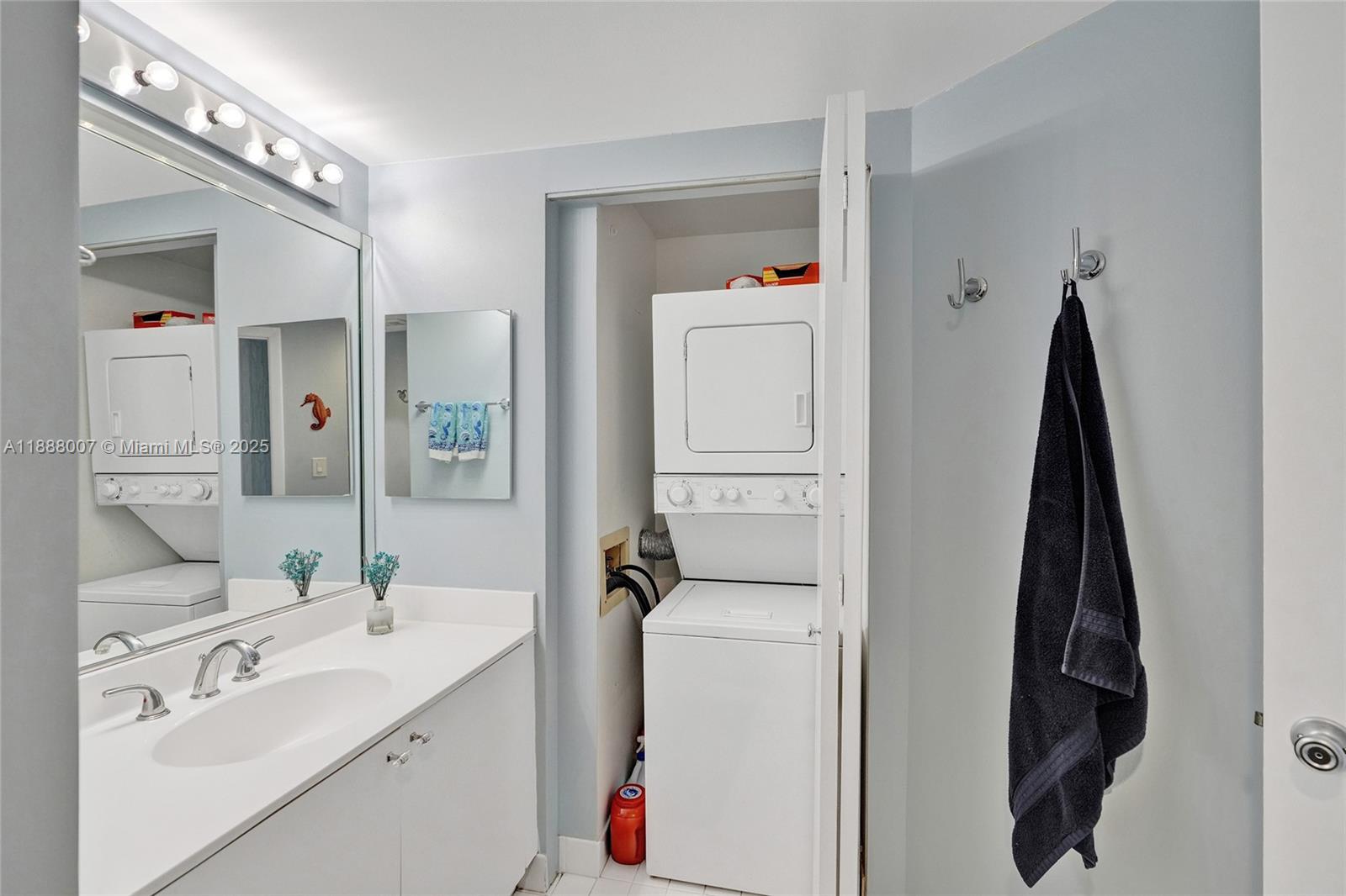 Aventura, Florida, 33180, United States, 2 Bedrooms Bedrooms, ,2 BathroomsBathrooms,Residential,For Sale,1954501