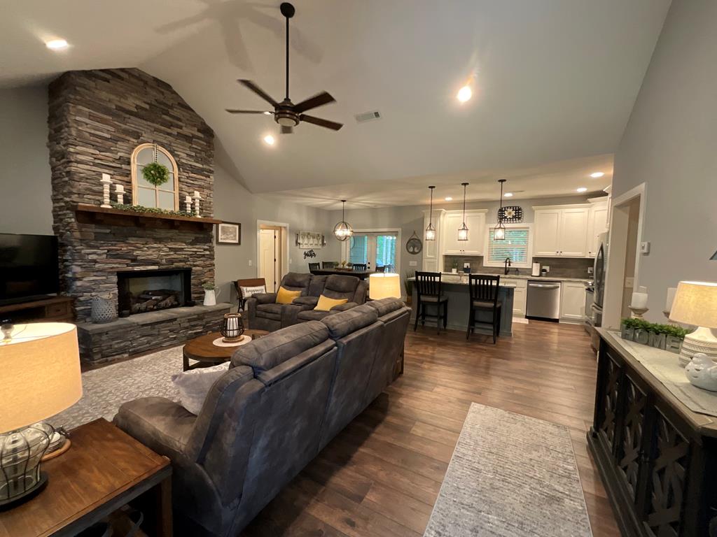 Ellijay, Georgia, 30540, United States, 3 Bedrooms Bedrooms, ,2 BathroomsBathrooms,Residential,For Sale,1911460