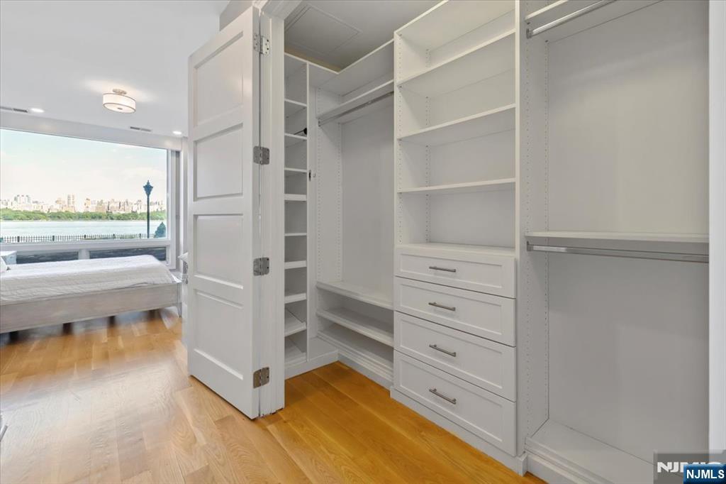 Edgewater, New Jersey, 07020, United States, 2 Bedrooms Bedrooms, ,2 BathroomsBathrooms,Residential,For Sale,1849063