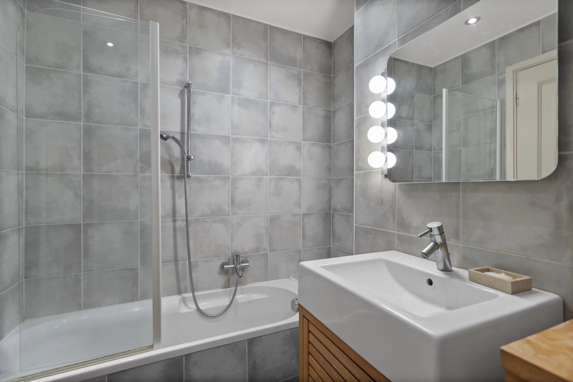 Le Cannet, Provence-Alpes-Côte d’Azur, 06110, FR, 2 Bedrooms Bedrooms, ,1 BathroomBathrooms,Residential,For Sale,1848026