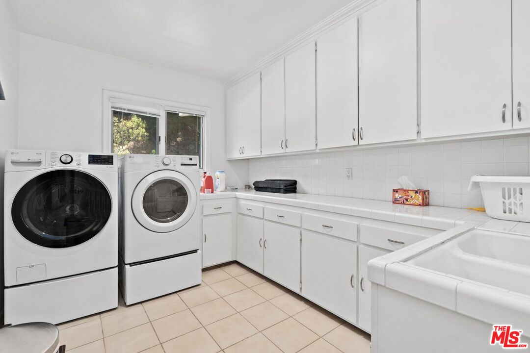 Calabasas, California, 91302, United States, 4 Bedrooms Bedrooms, ,3 BathroomsBathrooms,Residential,For Sale,1998340