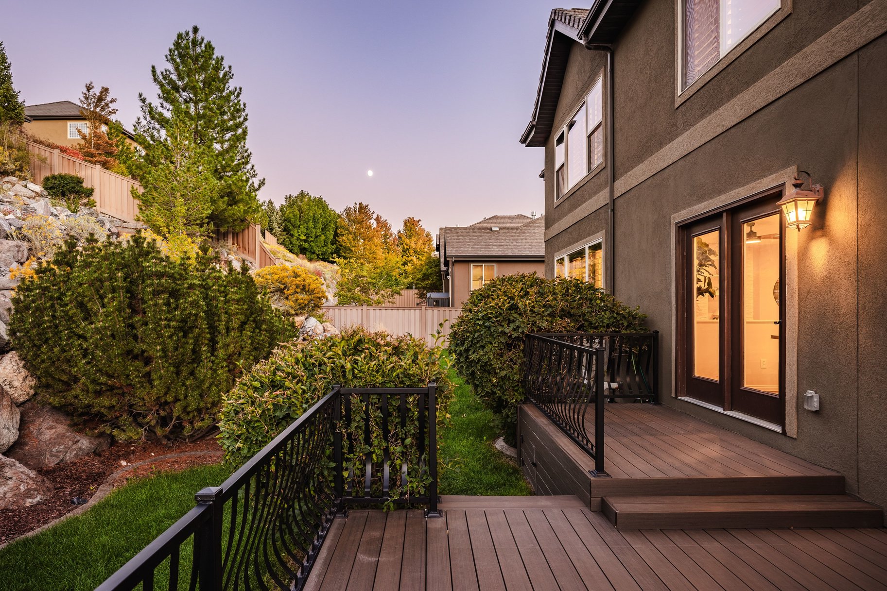  Nearly 7,000 Square Feet with a Stunning Backyard Water Feature - 物件實景