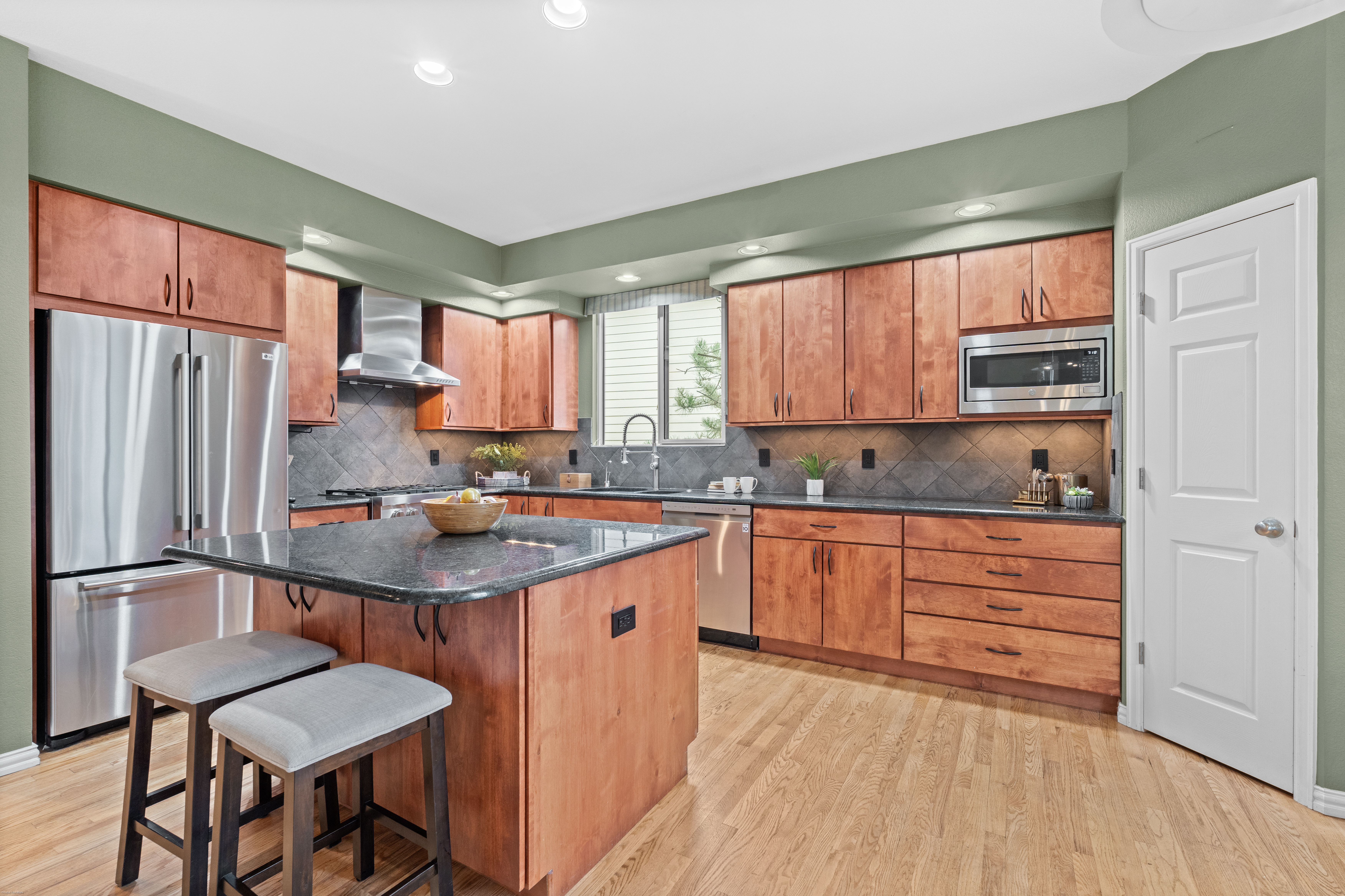  Evergreen Light-Filled Retreat Near Lake Golf Trails & South Deck - 物件實景