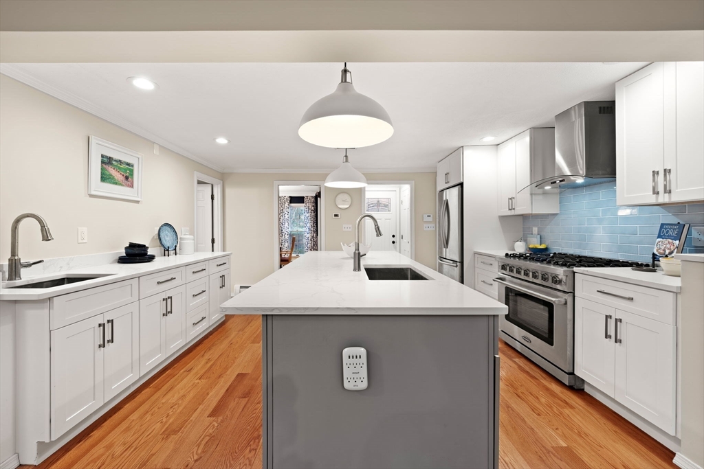 Andover, Massachusetts, 01810, United States, 4 Bedrooms Bedrooms, ,3 BathroomsBathrooms,Residential,For Sale,1987628