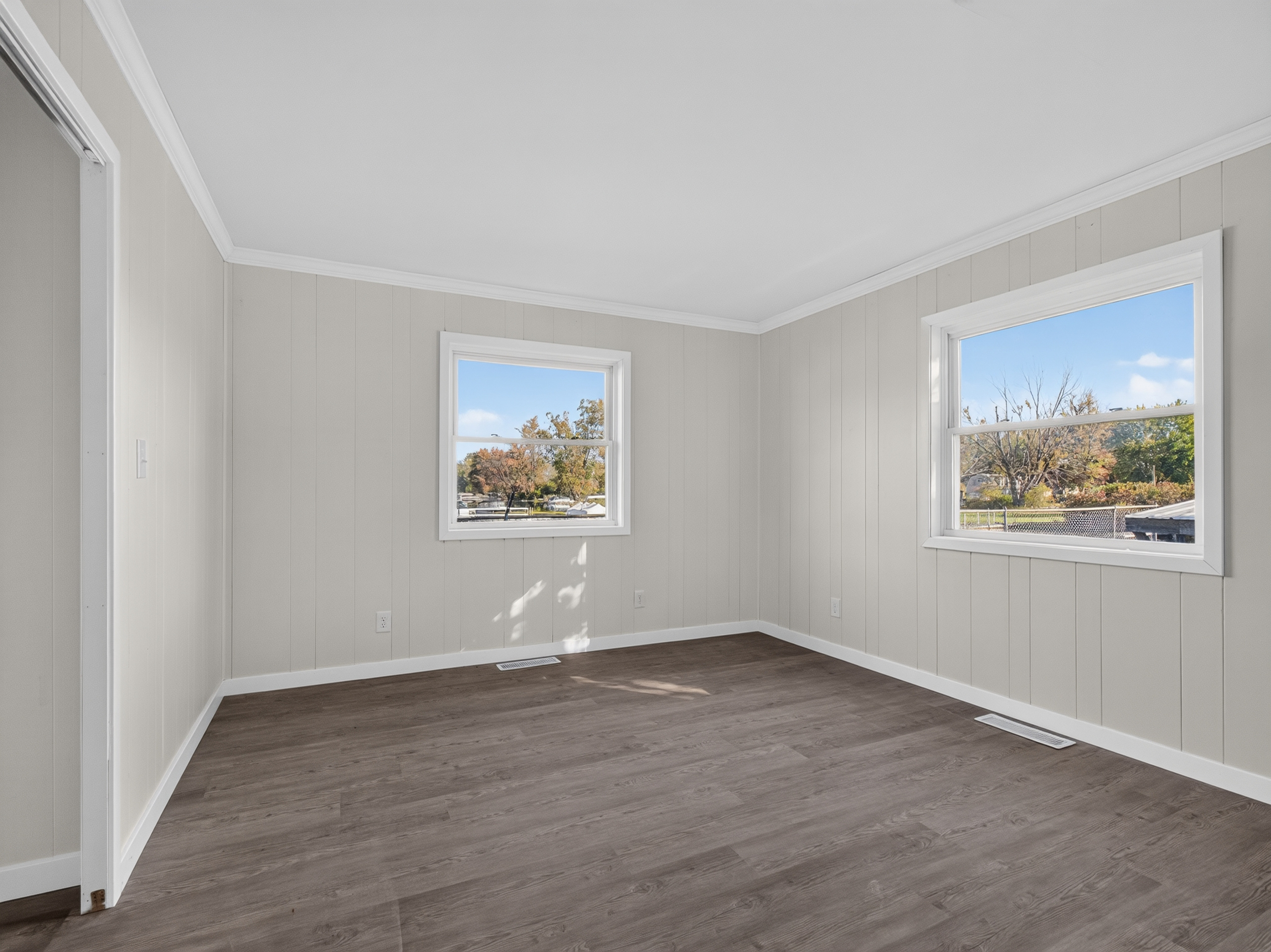  Beautifully Remodeled 4 Bedroom Home Featuring Lakefront Living - 物件實景
