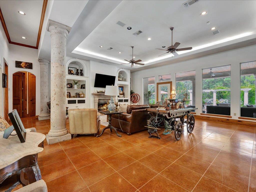 Lufkin, Texas, 75901, United States, 4 Bedrooms Bedrooms, ,5 BathroomsBathrooms,Residential,For Sale,1979665