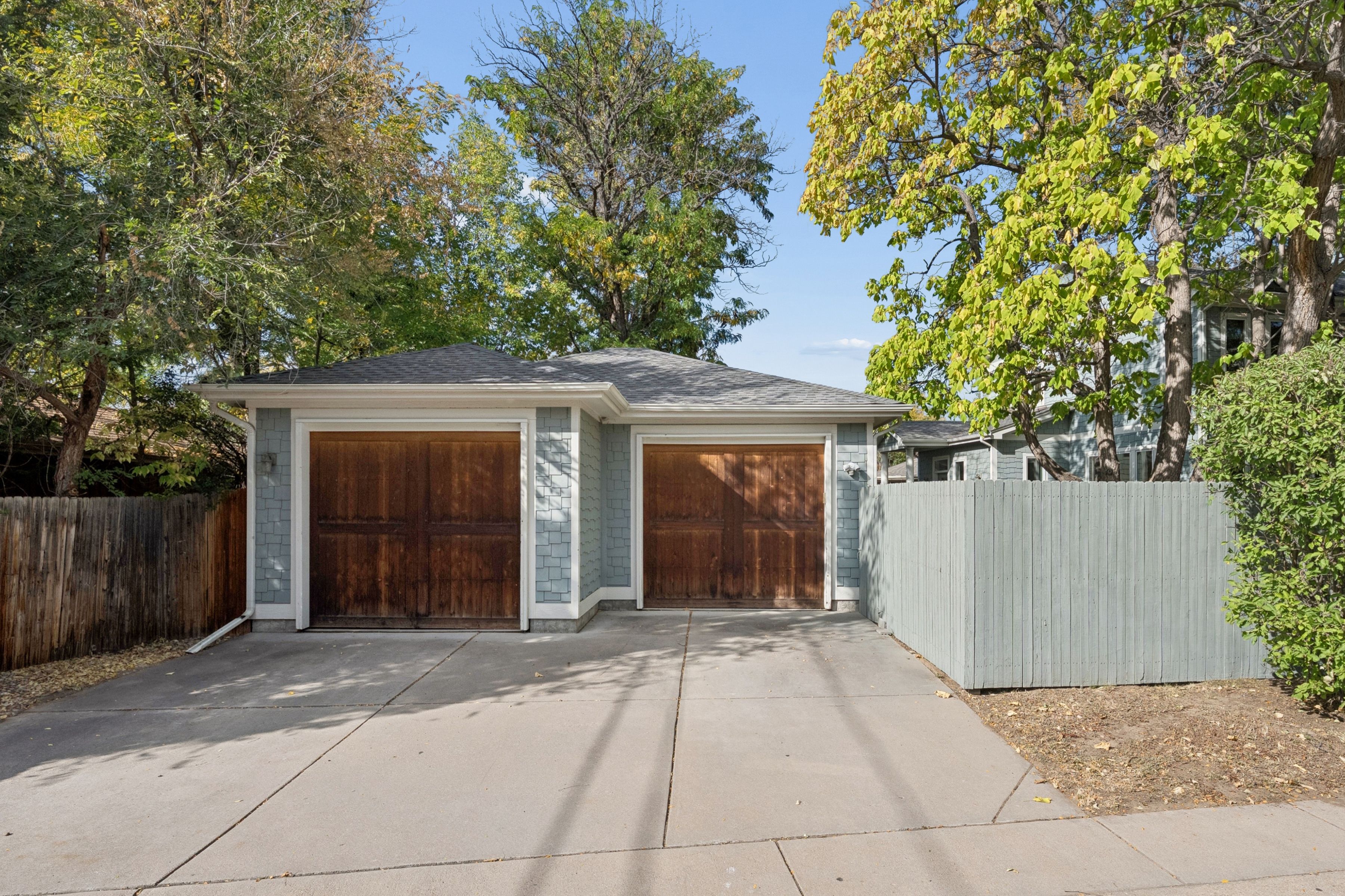  2895 S Cook Street  Finished Walkout Home - 物件實景