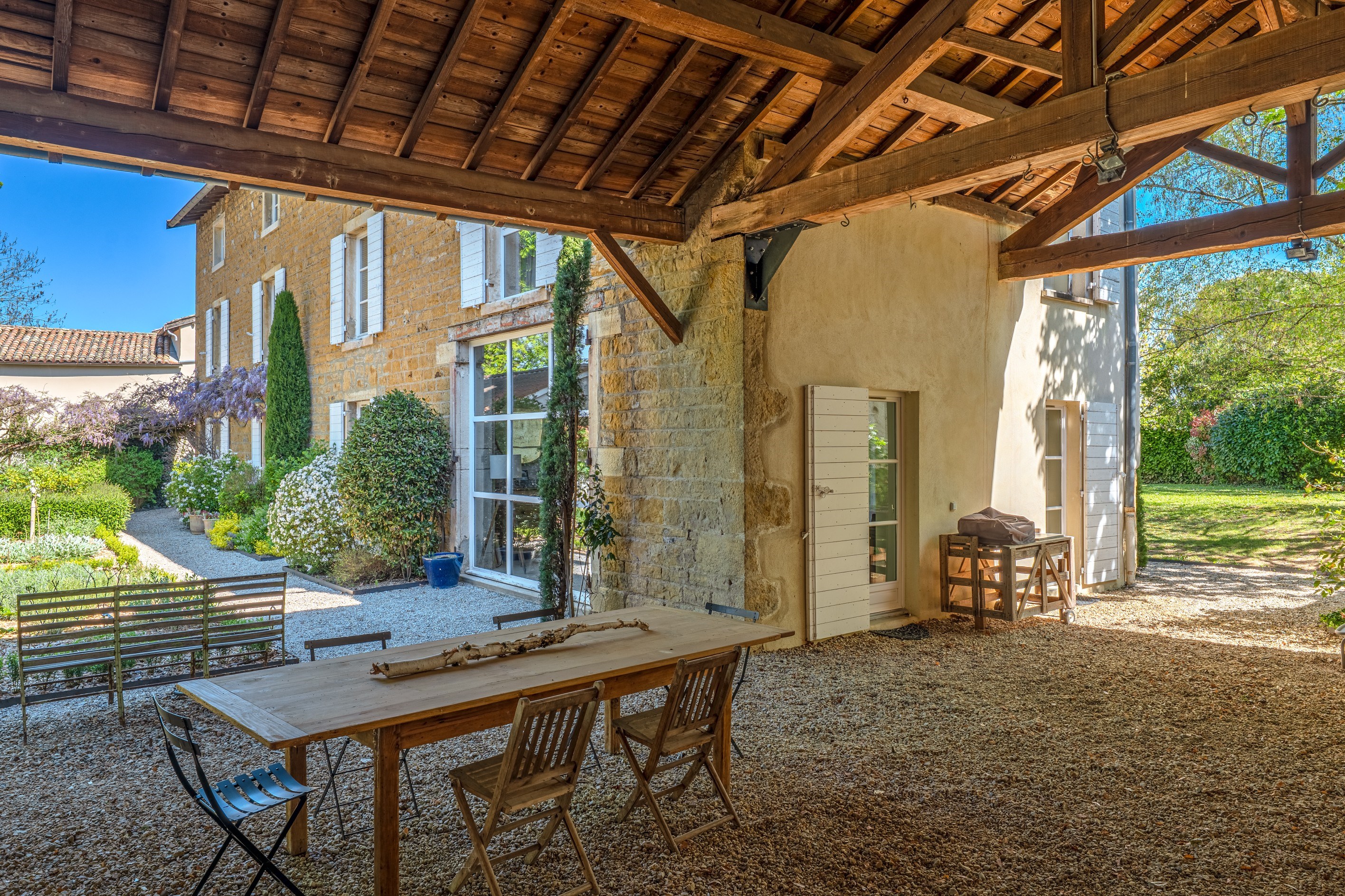  Charming golden-stone family home in central Chasselay. - 物件實景