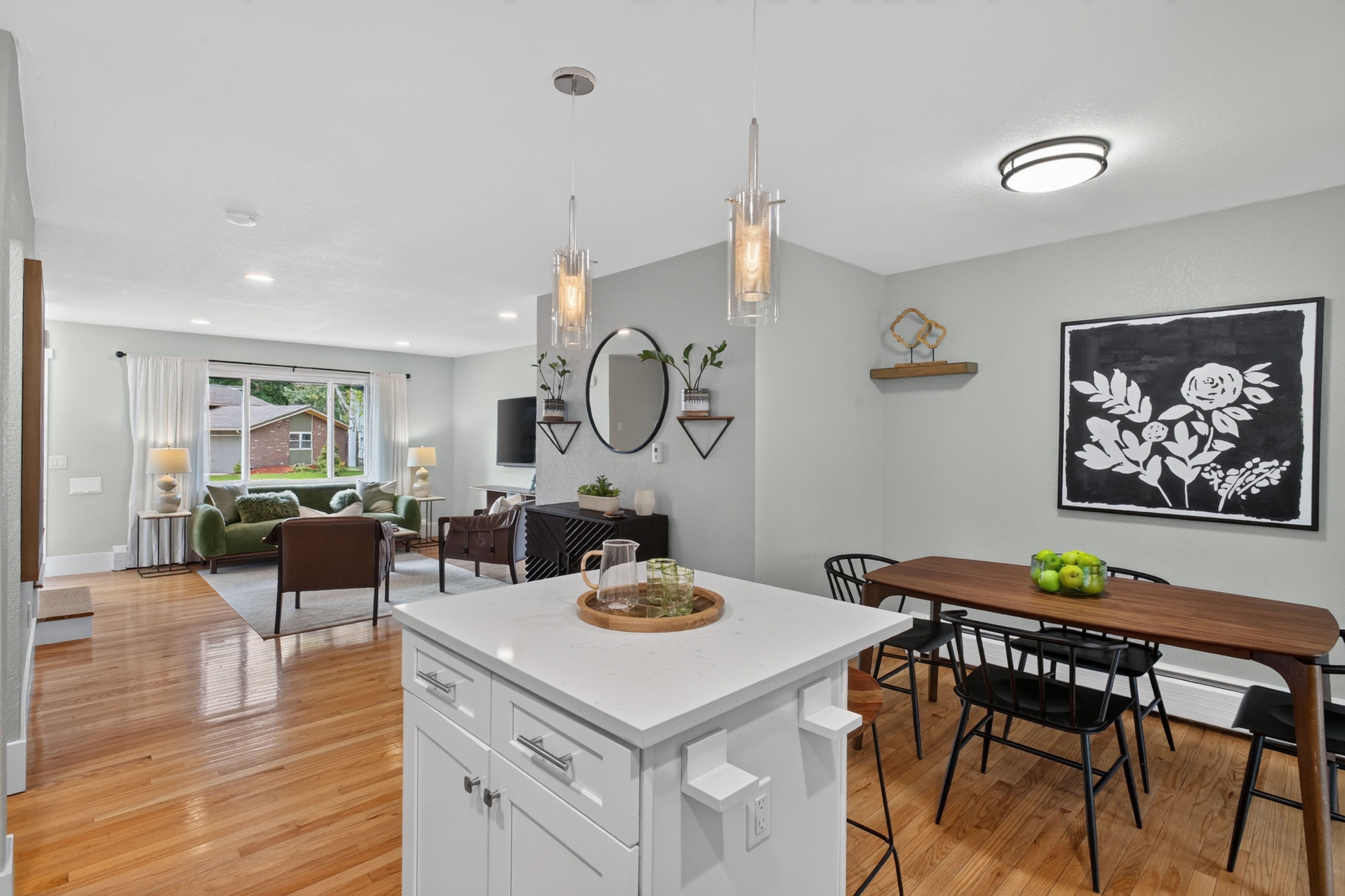  Updated, move-in ready home offers a bright, inviting floor plan - 物件實景