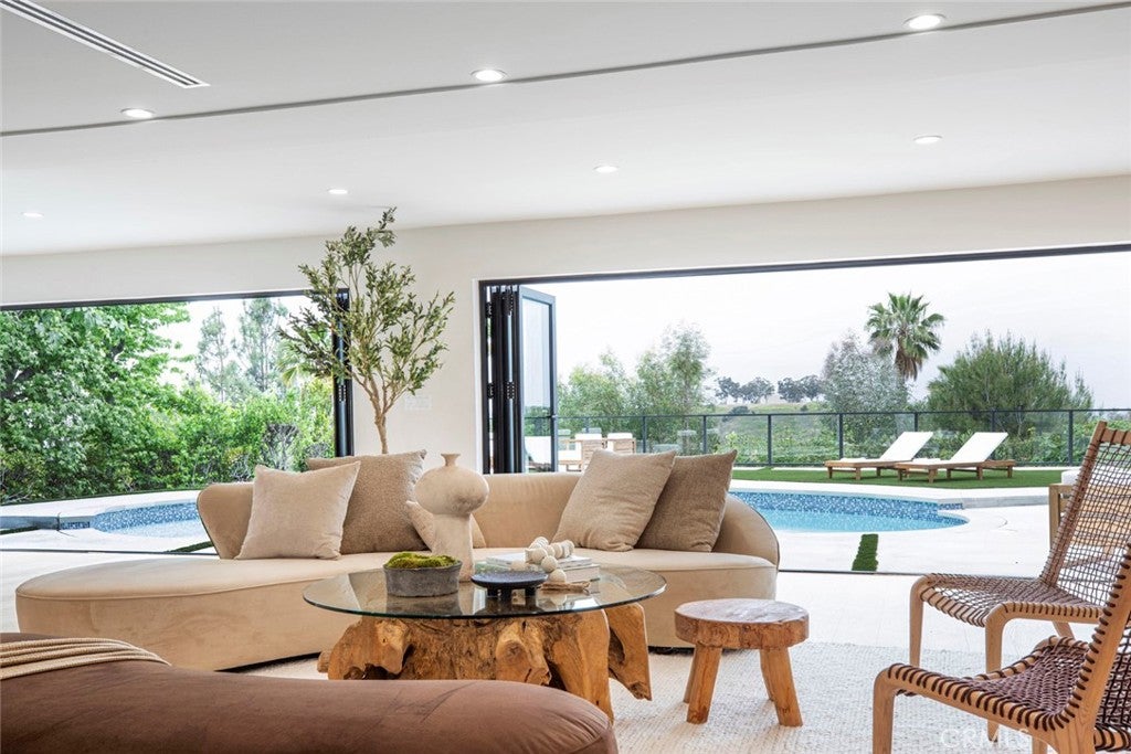 Encino, California, 91316, United States, 6 Bedrooms Bedrooms, ,5 BathroomsBathrooms,Residential,For Sale,1938851