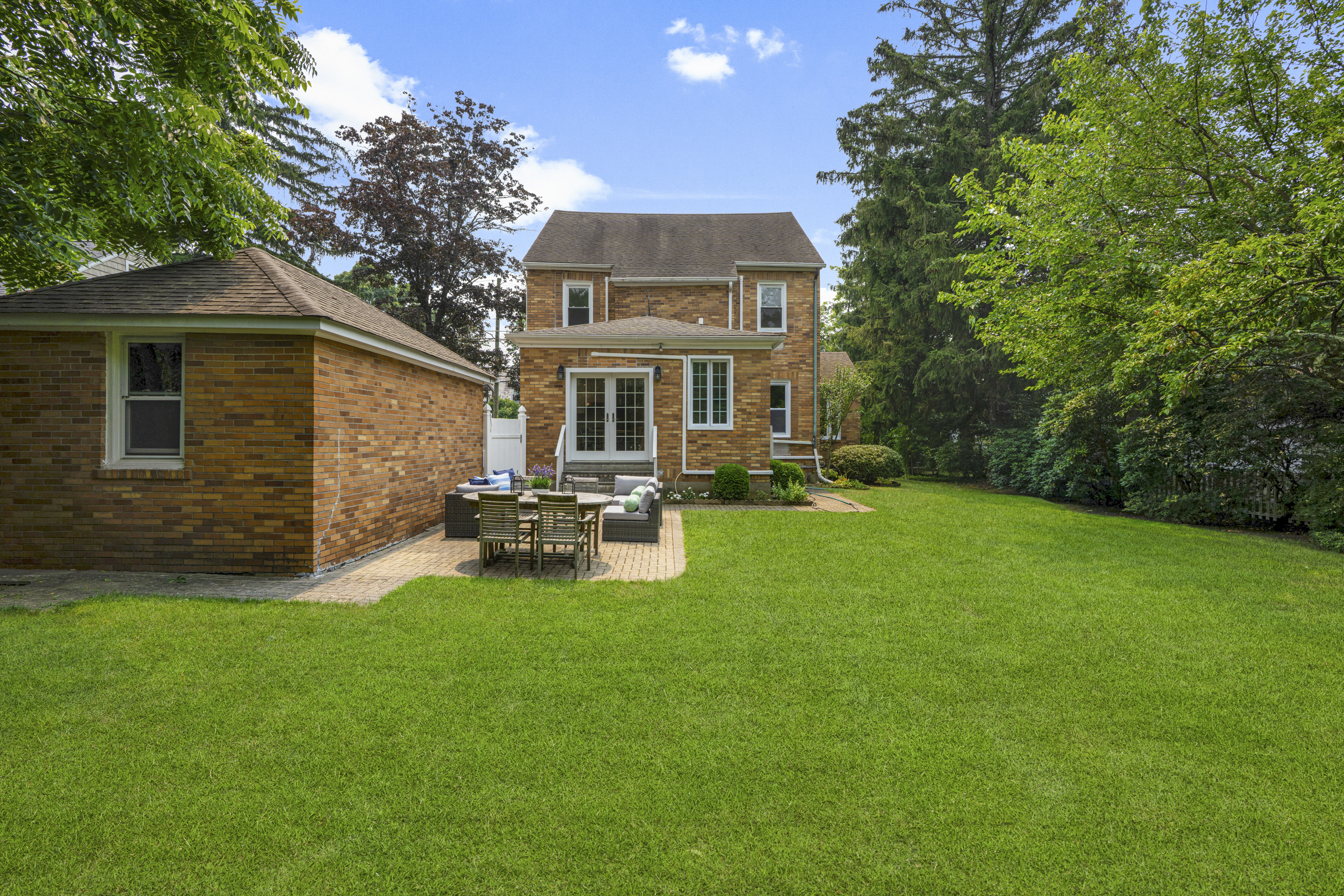  Charming English Cottage Brick Colonial in Scarsdale - 物件實景