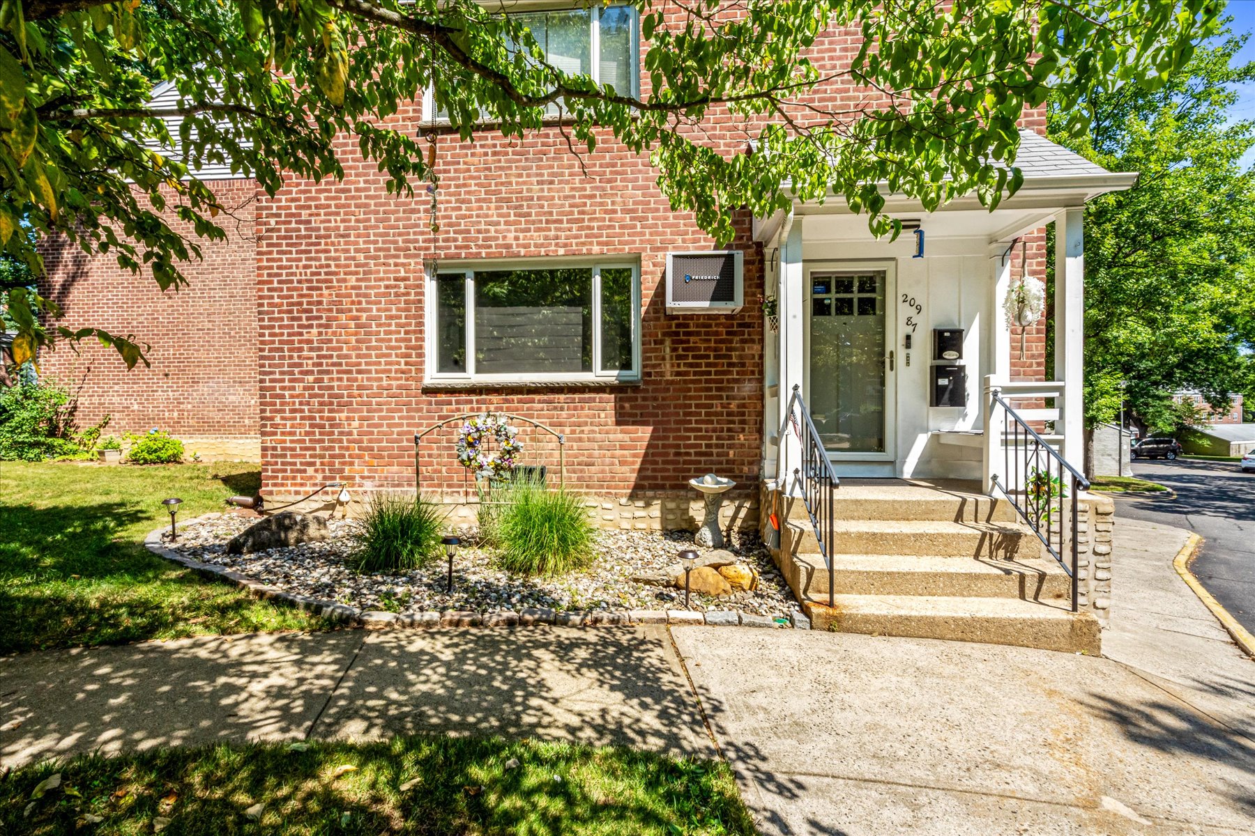  209-87 18th Avenue Unit# 196, Bayside, NY, 11360 - 物件實景