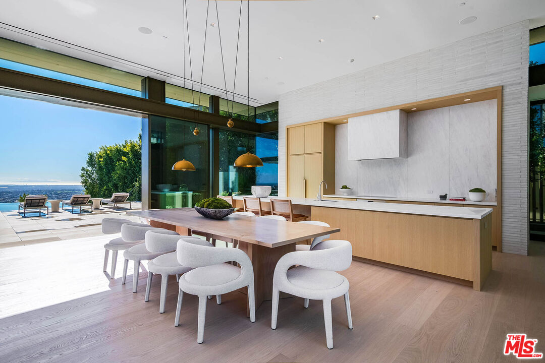 Los Angeles, California, 90069, United States, 7 Bedrooms Bedrooms, ,9 BathroomsBathrooms,Residential,For Sale,1925200