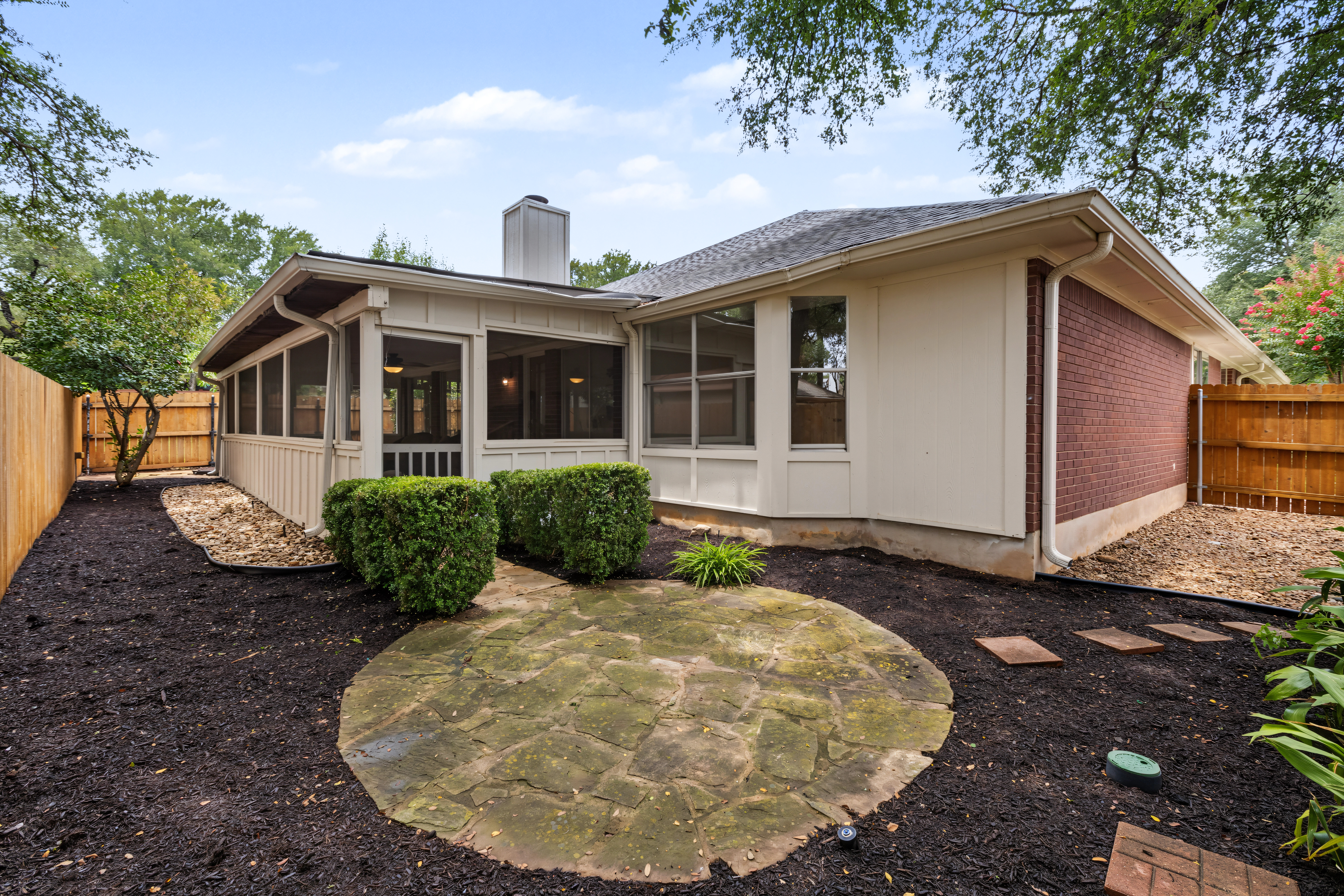  Rare One-Story Spacious Gem in Shady Hollow - 物件實景
