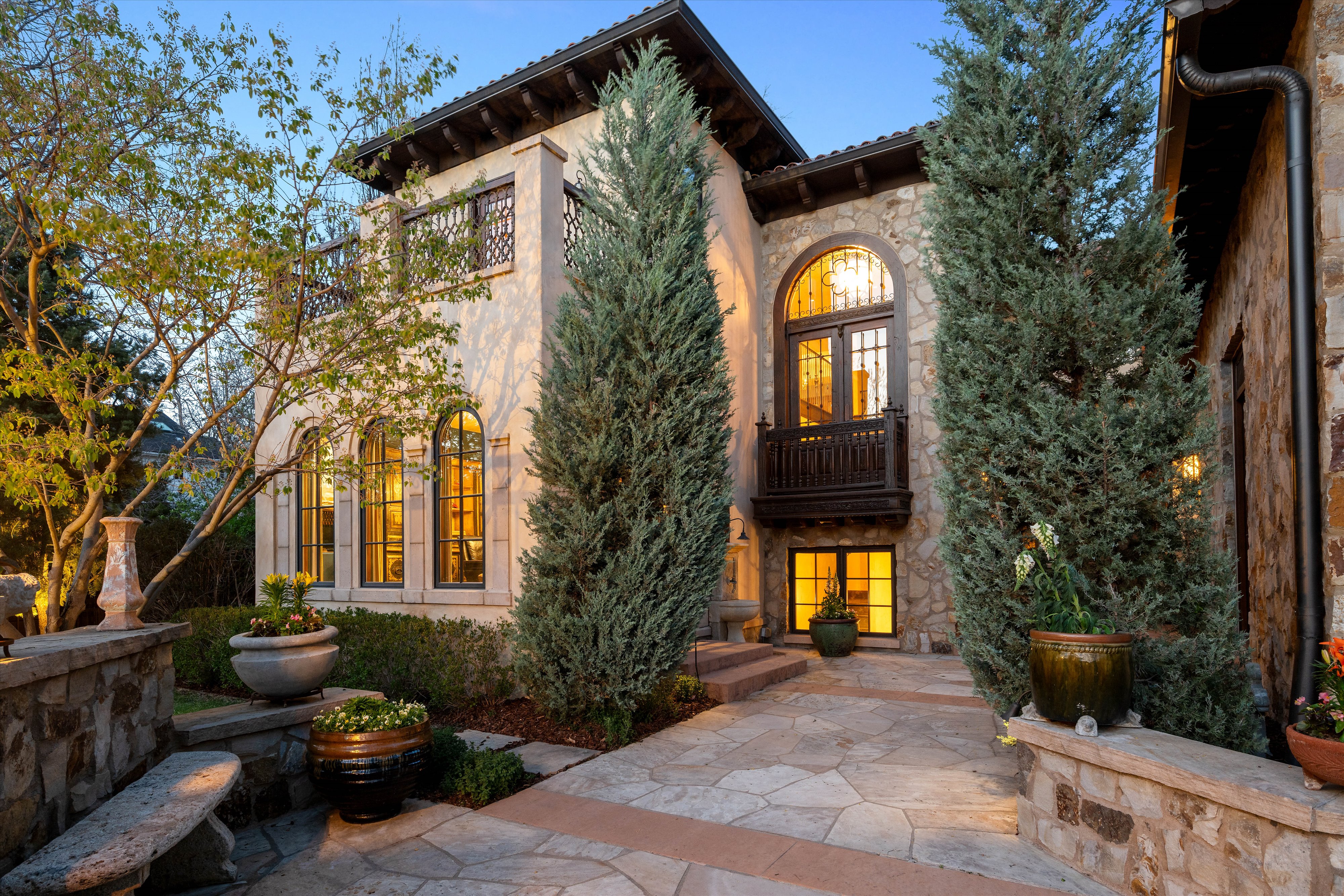 Rare Spanish Colonial Revival Home in One of Observatory Park - 物件實景