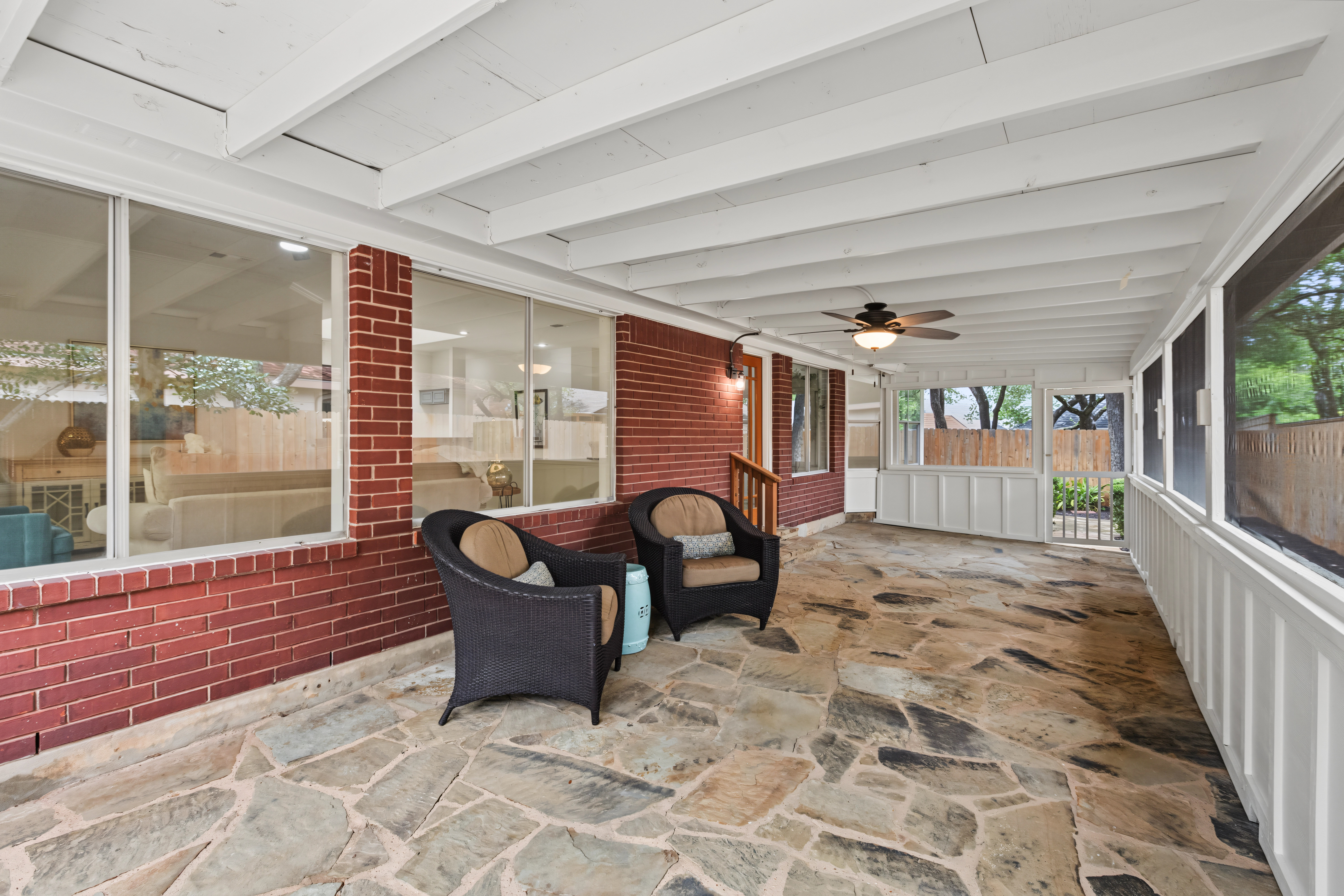  Rare One-Story Spacious Gem in Shady Hollow - 物件實景