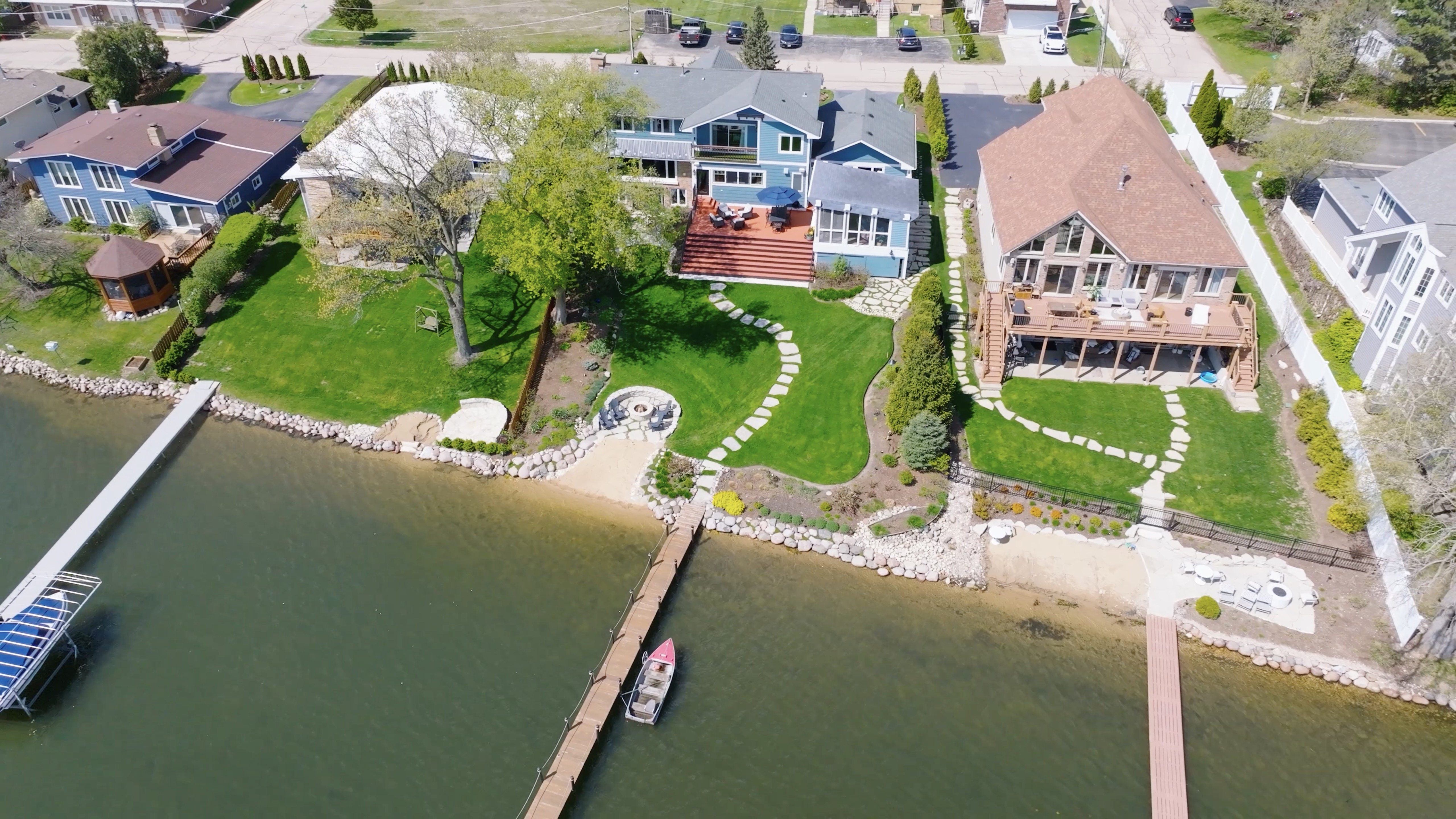  Experience the Uultimate Lakefront Lifestyle in this Legacy Home - 物件實景