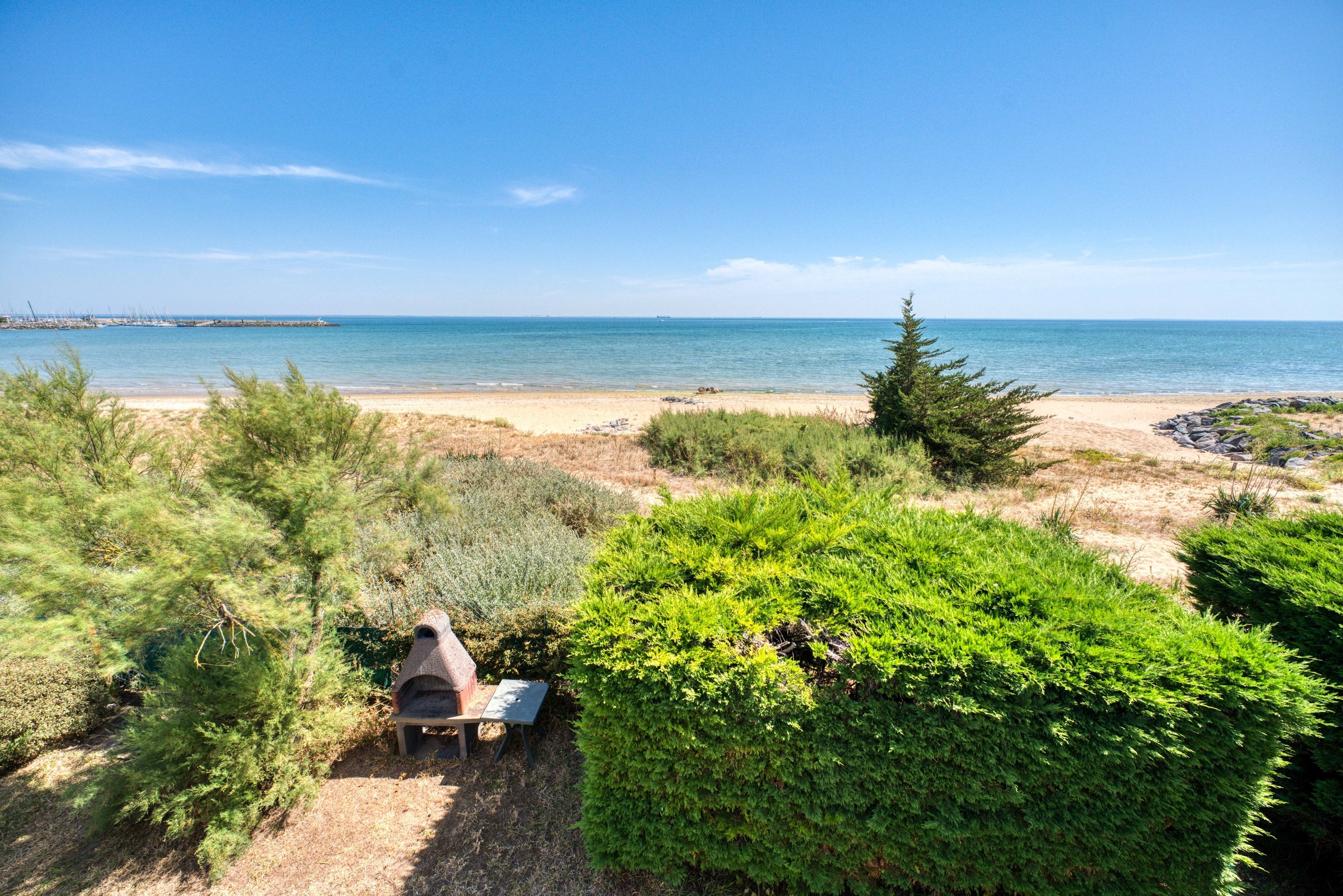  Charming House  Facing the Sea and Marina of Saint Denis d