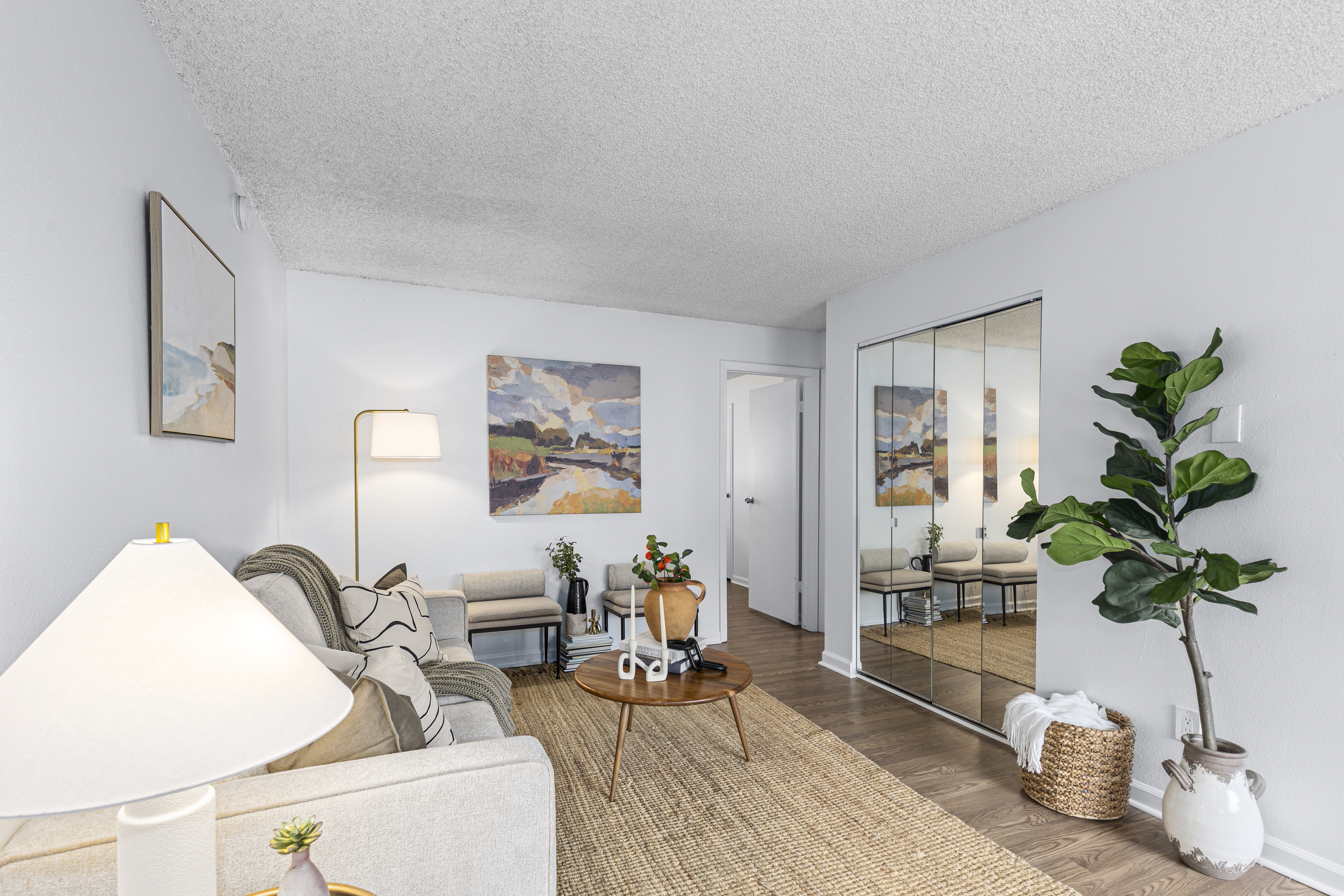  Bright top-floor condo designed for low-maintenance living - 物件實景