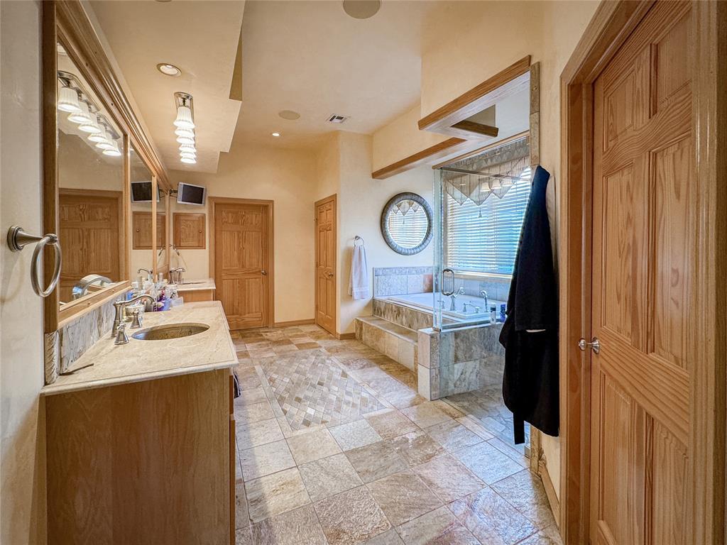 Fort Gibson, Oklahoma, 74434, United States, 2 Bedrooms Bedrooms, ,3 BathroomsBathrooms,Residential,For Sale,1982810