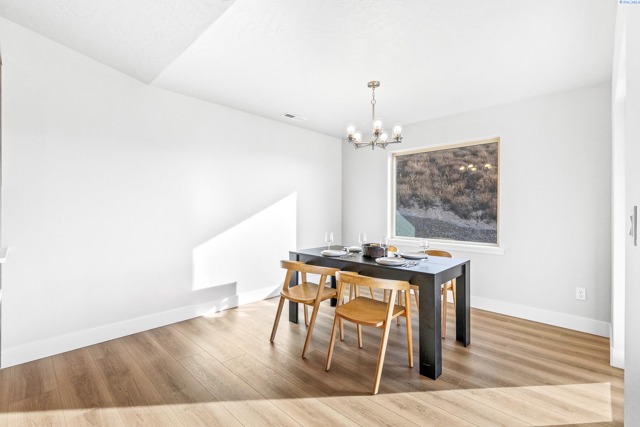 Kennewick, Washington, 99338, United States, 3 Bedrooms Bedrooms, ,1 BathroomBathrooms,Residential,For Sale,1969367